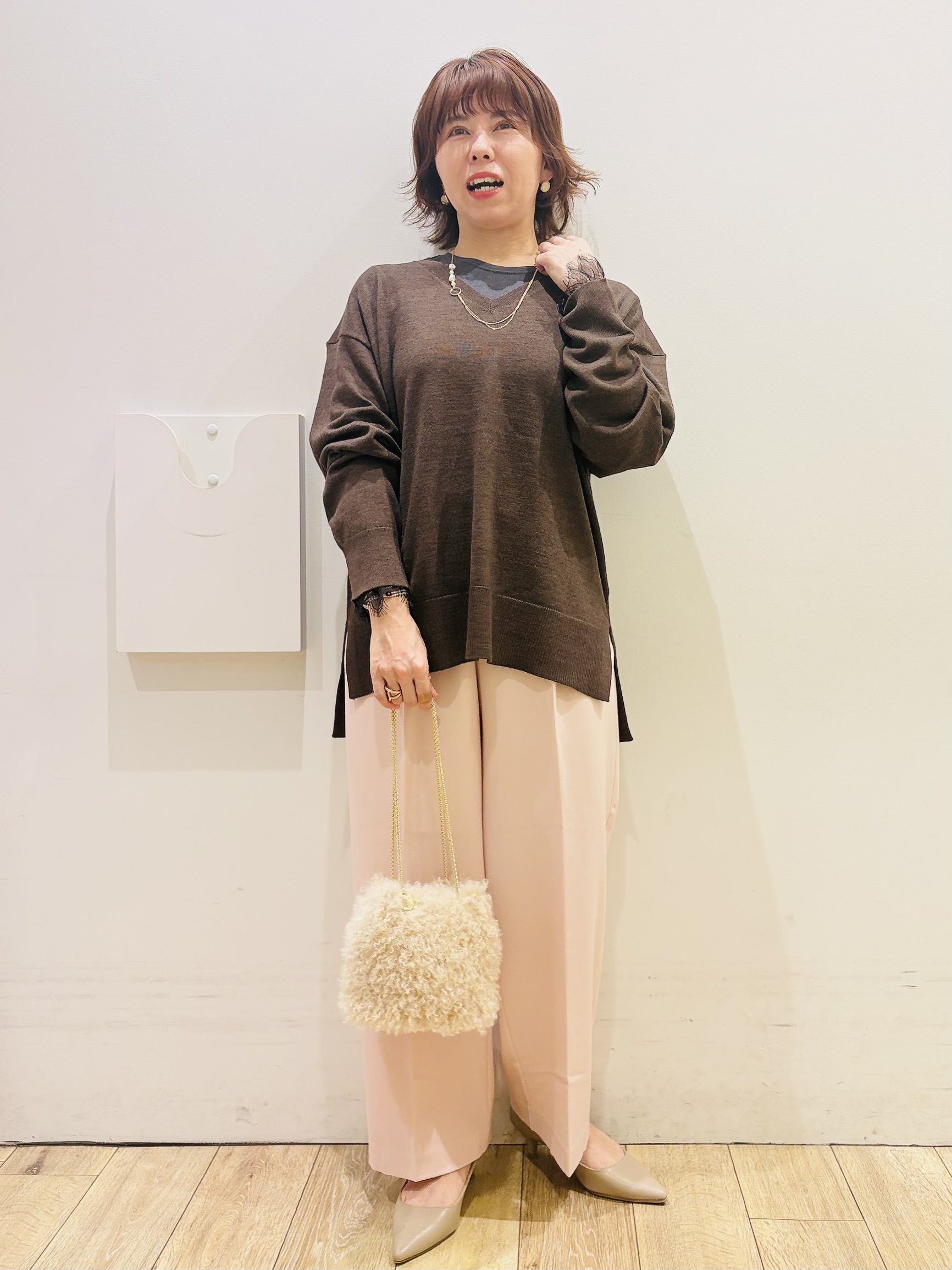 YUKOさんの「index｜『THE』名品リラクシーVネックニット【洗濯機OK】」を使ったコーディネート