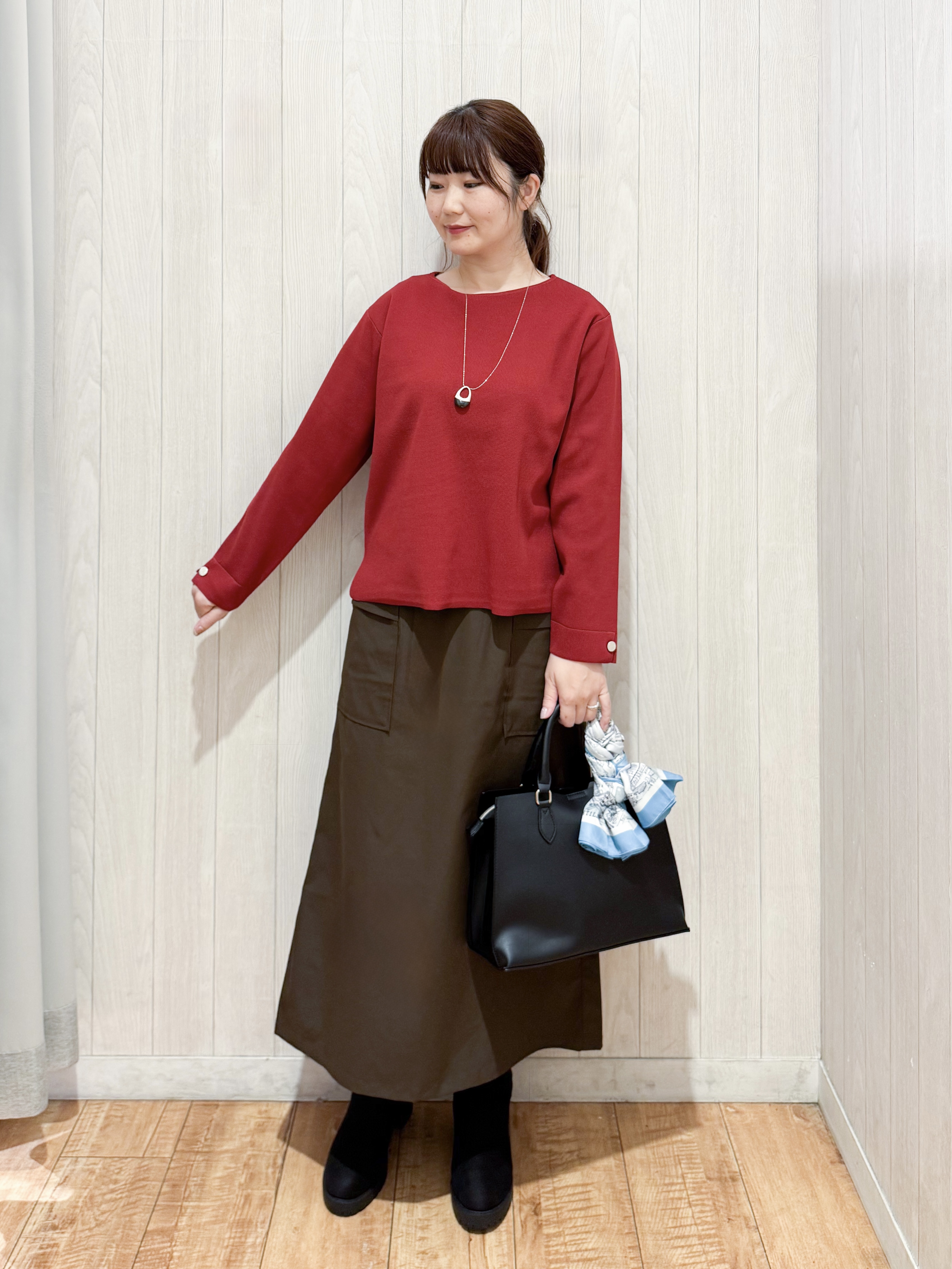 愛さんの「SHOO･LA･RUE｜【洗濯機可/S-LL】抜け感ある着こなしに 金ボタン付き スポンディッシュ クルーネックニット」を使ったコーディネート