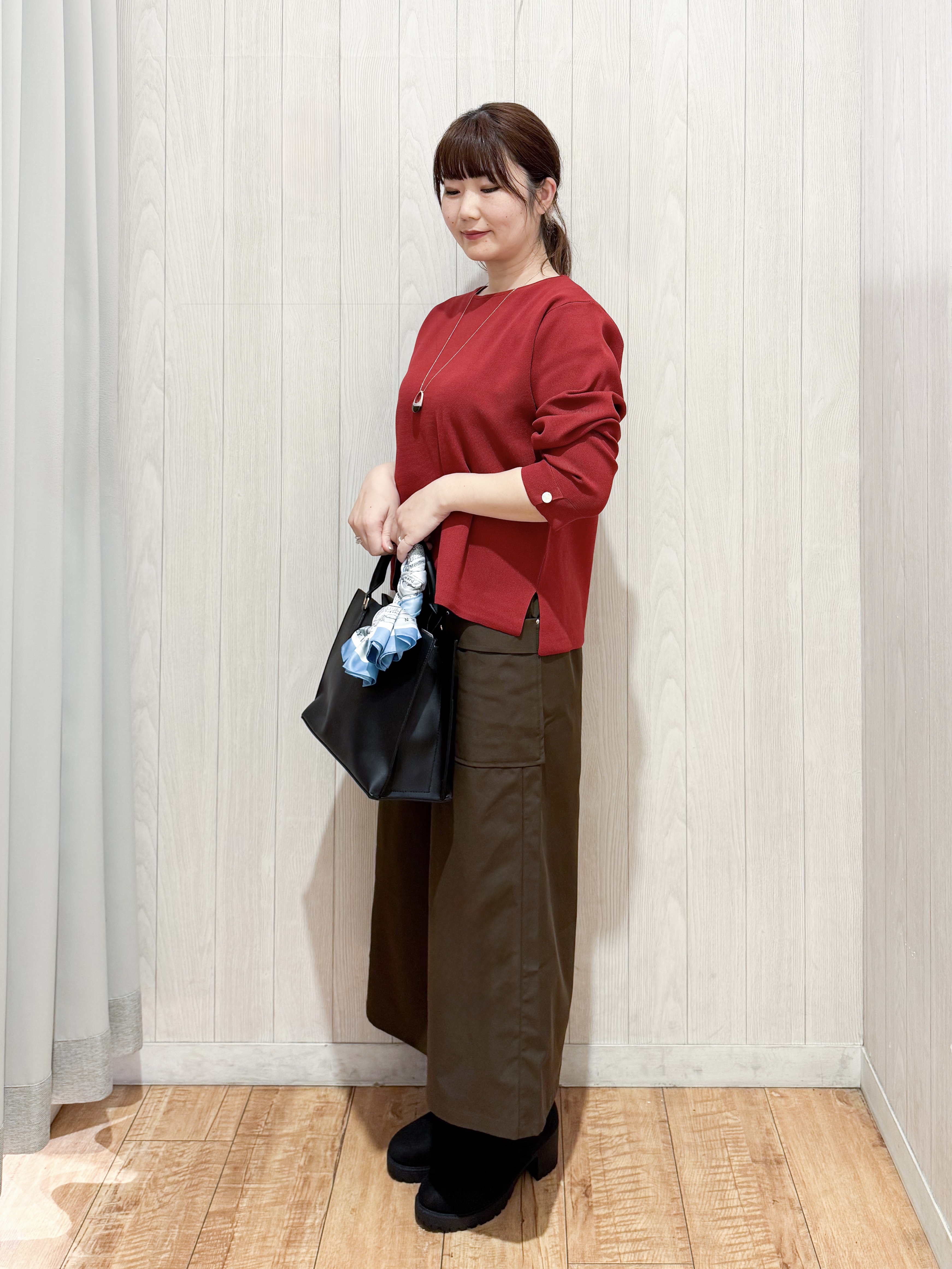 愛さんの「SHOO･LA･RUE｜【洗濯機可/S-LL】抜け感ある着こなしに 金ボタン付き スポンディッシュ クルーネックニット」を使ったコーディネート