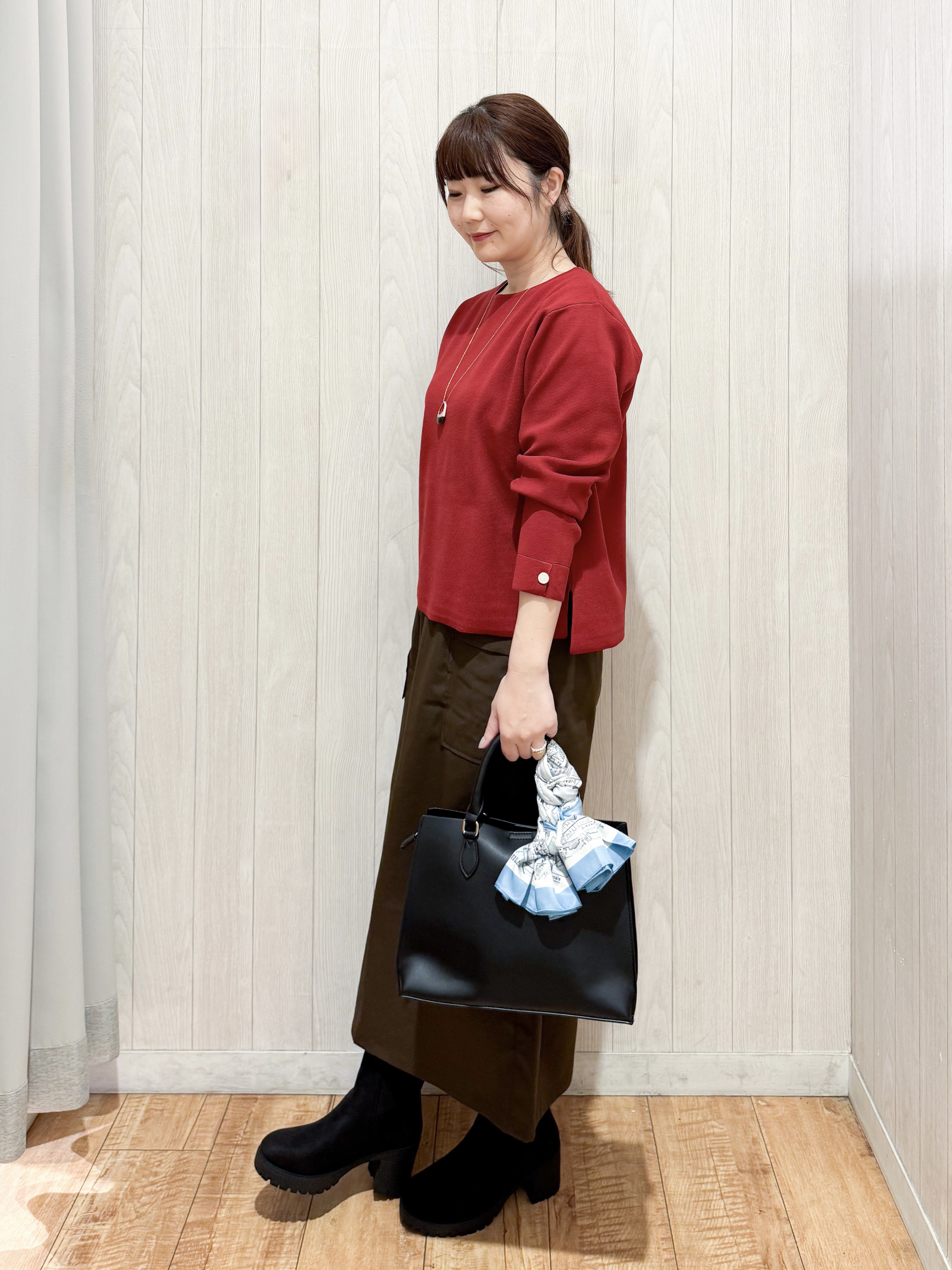 愛さんの「SHOO･LA･RUE｜【洗濯機可/S-LL】抜け感ある着こなしに 金ボタン付き スポンディッシュ クルーネックニット」を使ったコーディネート