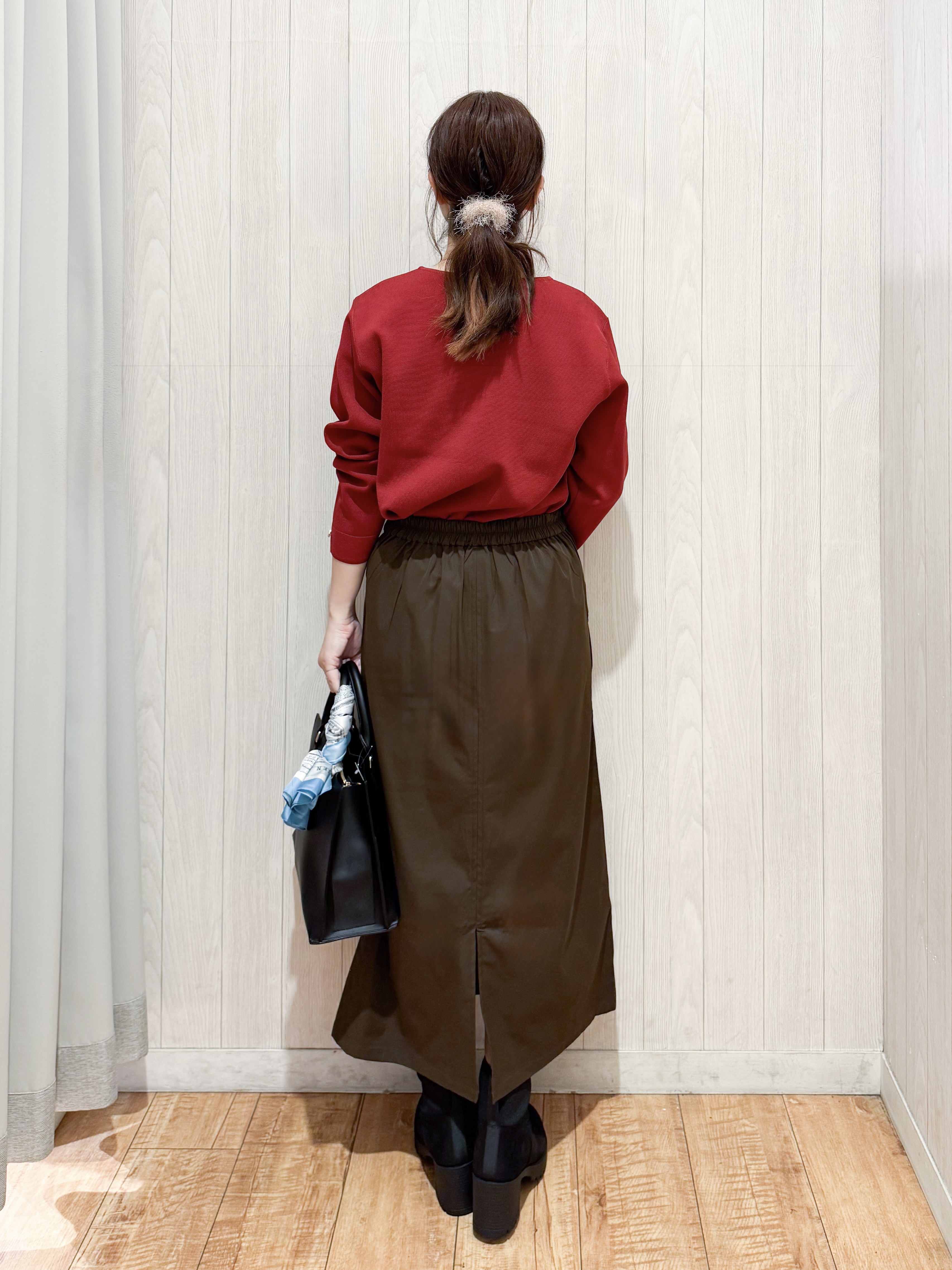 愛さんの「SHOO･LA･RUE｜【洗濯機可/S-LL】抜け感ある着こなしに 金ボタン付き スポンディッシュ クルーネックニット」を使ったコーディネート