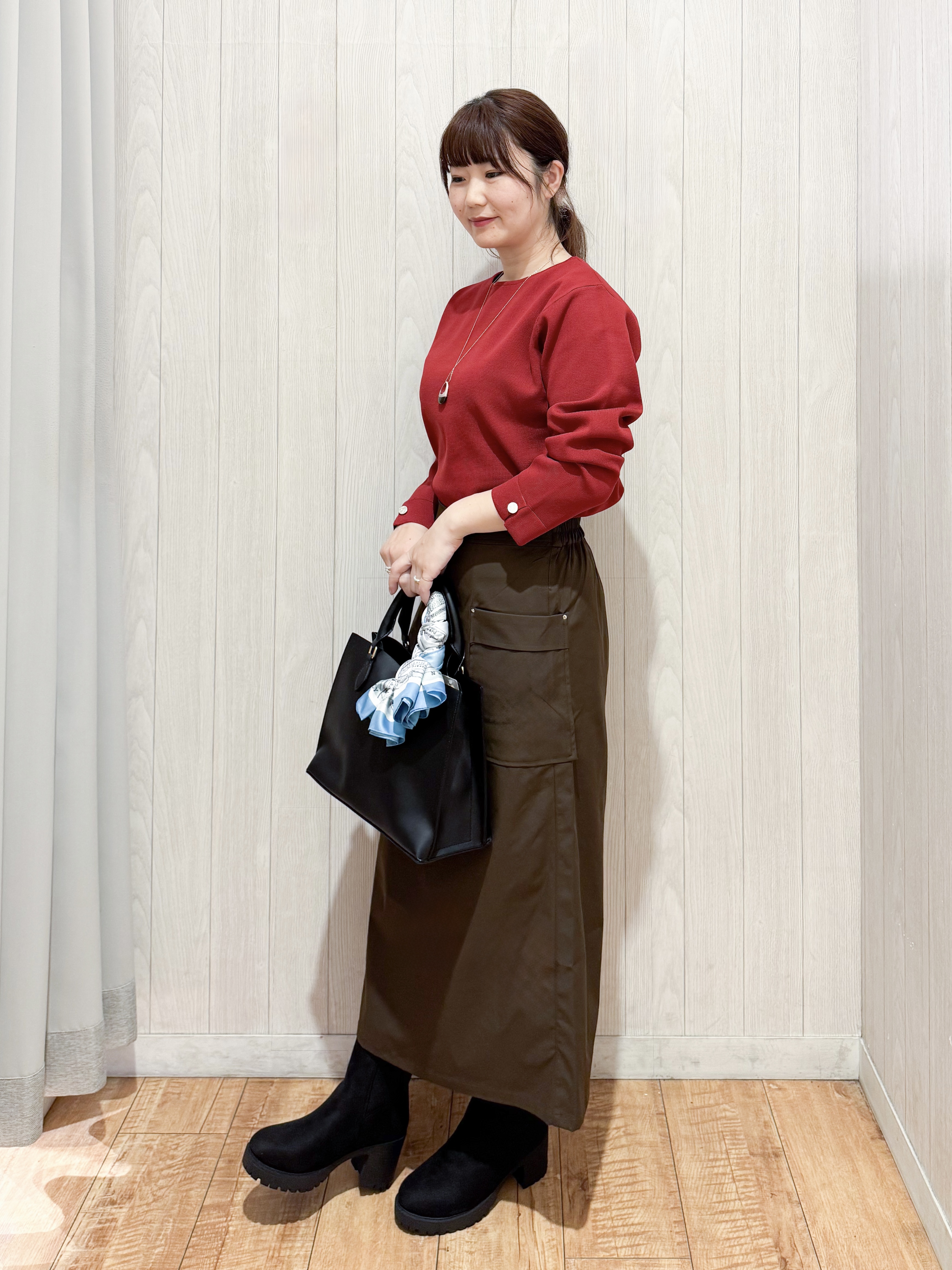 愛さんの「SHOO･LA･RUE｜【洗濯機可/S-LL】抜け感ある着こなしに 金ボタン付き スポンディッシュ クルーネックニット」を使ったコーディネート