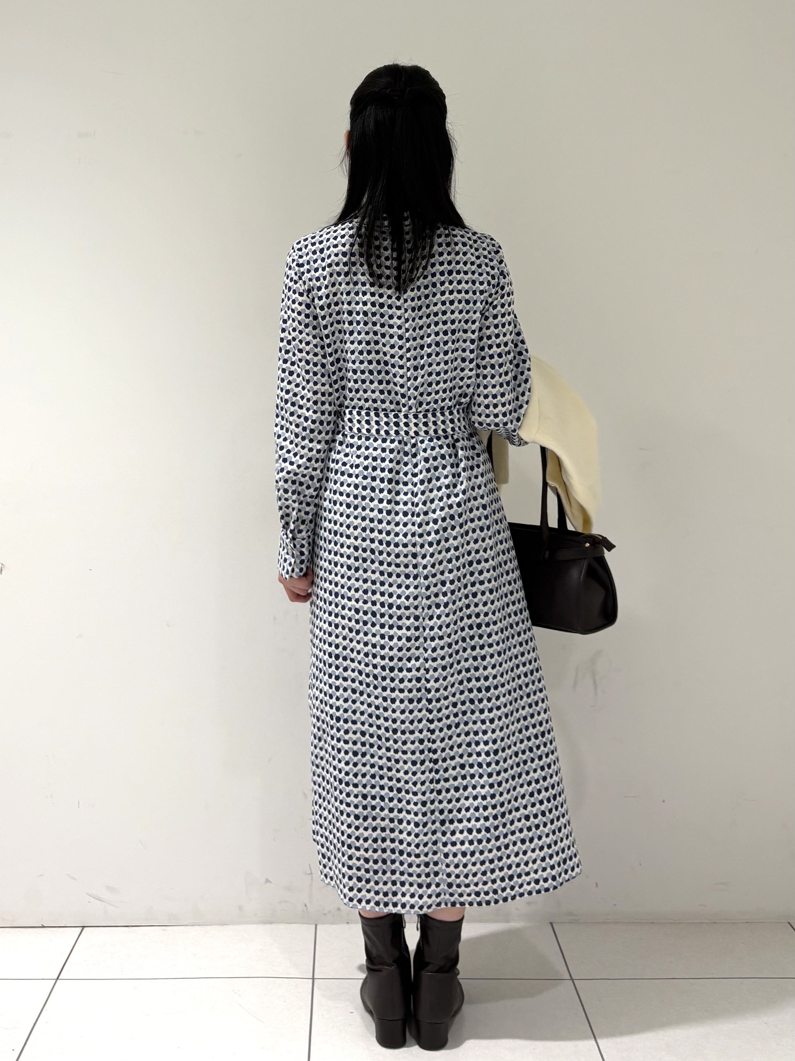 momokoさんの「INDIVI｜【美シルエット／ベルト付】幾何学ドット柄プリントワンピース」を使ったコーディネート