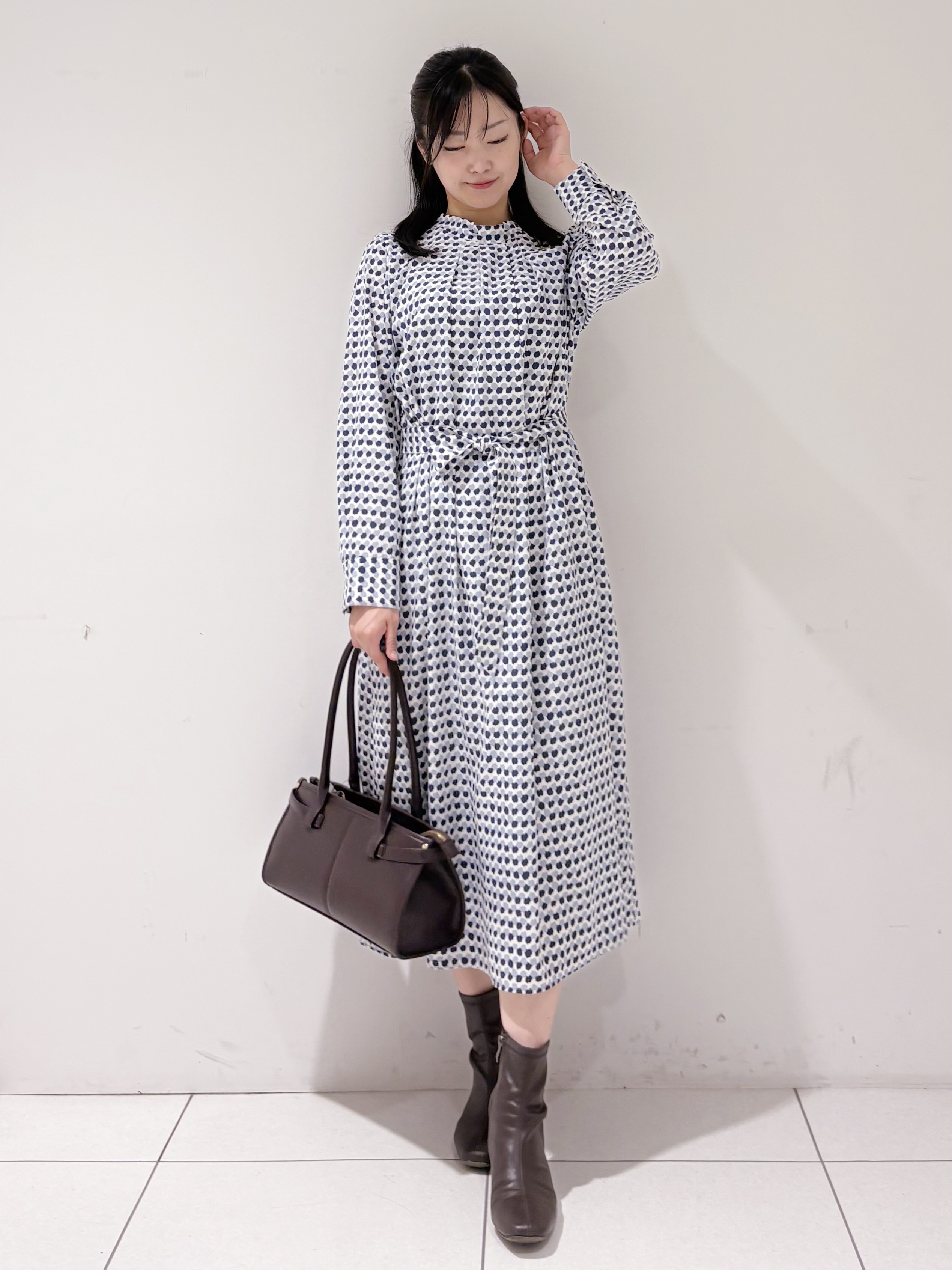 momokoさんの「INDIVI｜【美シルエット／ベルト付】幾何学ドット柄プリントワンピース」を使ったコーディネート