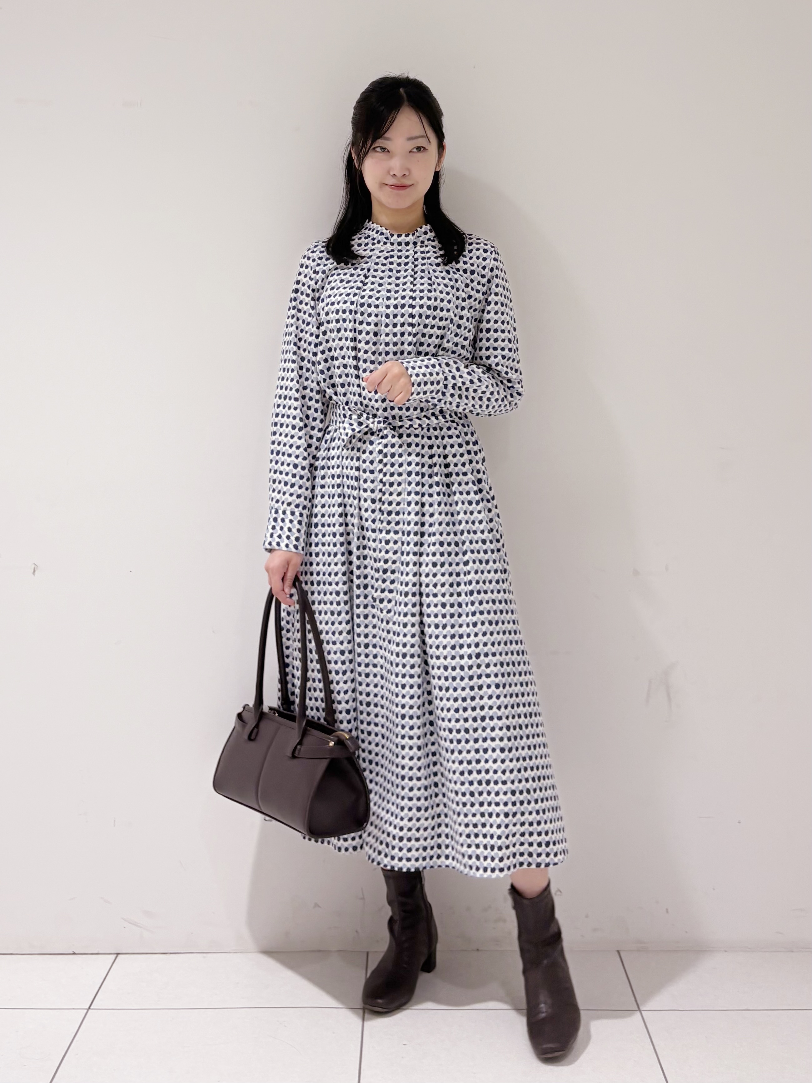 momokoさんの「INDIVI｜【美シルエット／ベルト付】幾何学ドット柄プリントワンピース」を使ったコーディネート