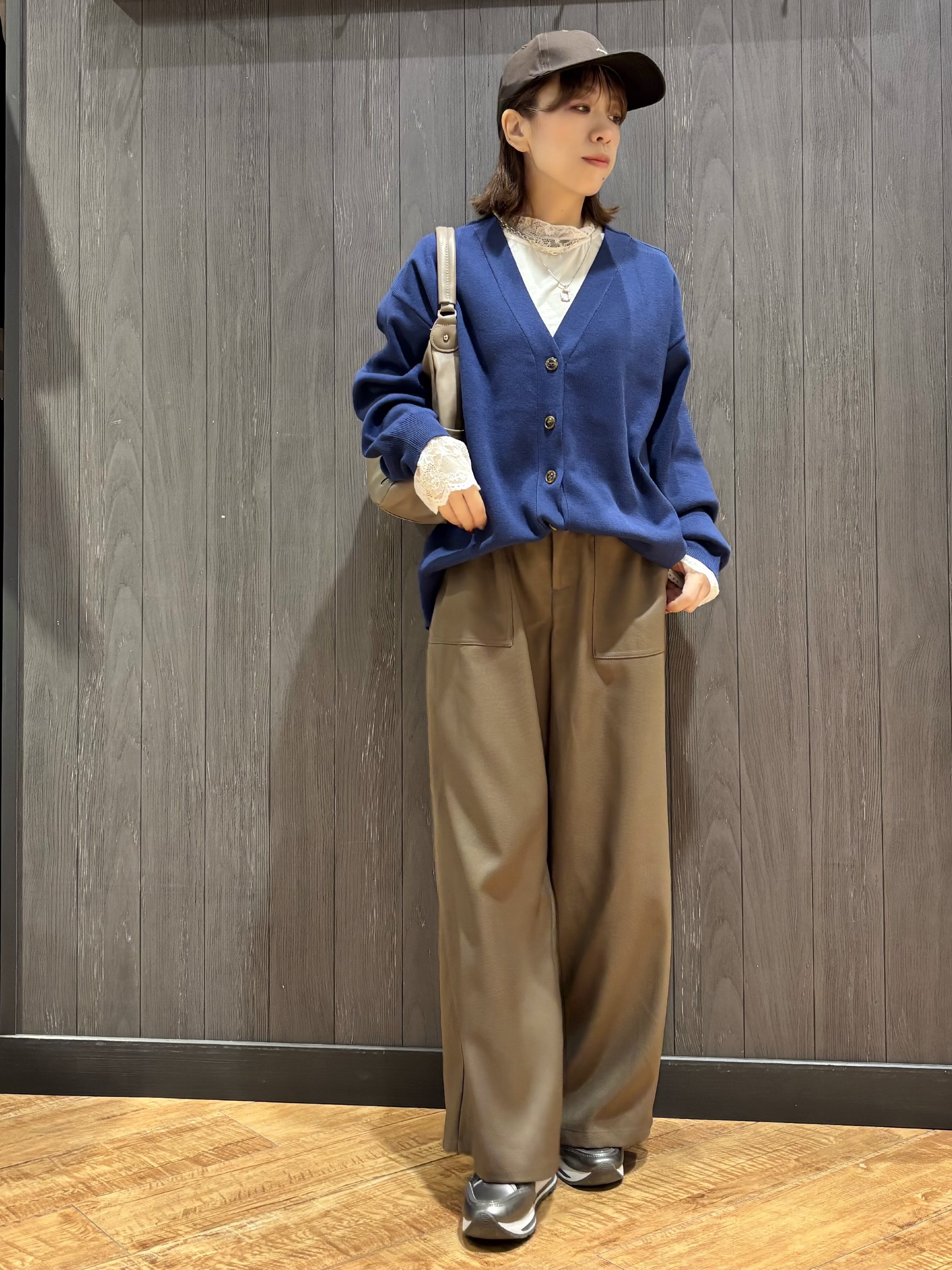 meiさんの「SHOO･LA･RUE｜【毛玉になりにくい/S-LL/洗濯機可/体型カバー】Vネックゆったりカーディガン」を使ったコーディネート
