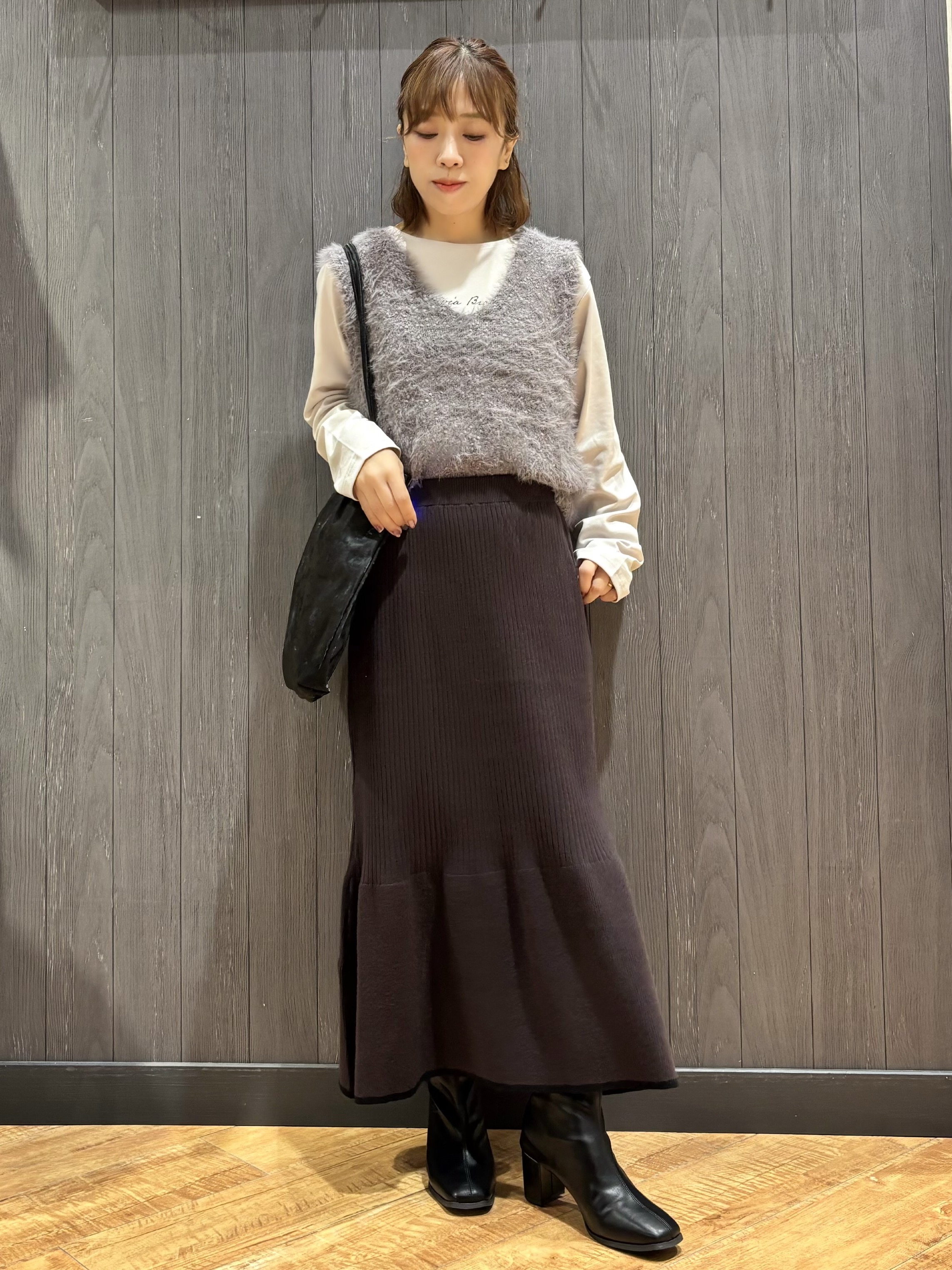 meiさんの「SHOO･LA･RUE｜【洗濯機可】重ねるだけで華やかに ふわふわシャギーベスト」を使ったコーディネート