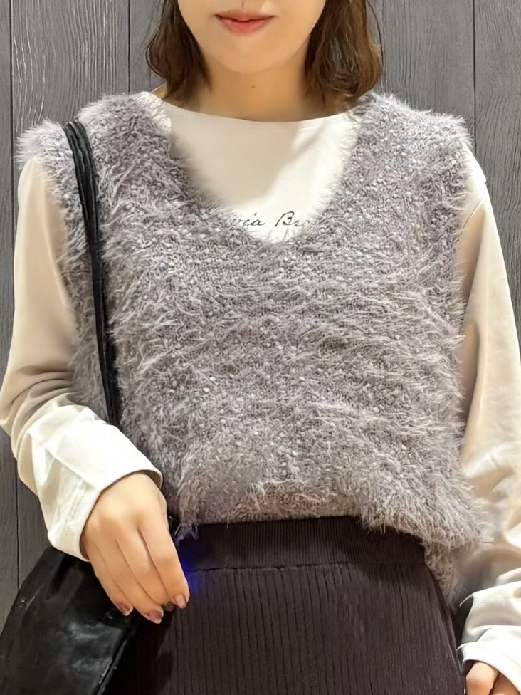 meiさんの「SHOO･LA･RUE｜【洗濯機可】重ねるだけで華やかに ふわふわシャギーベスト」を使ったコーディネート