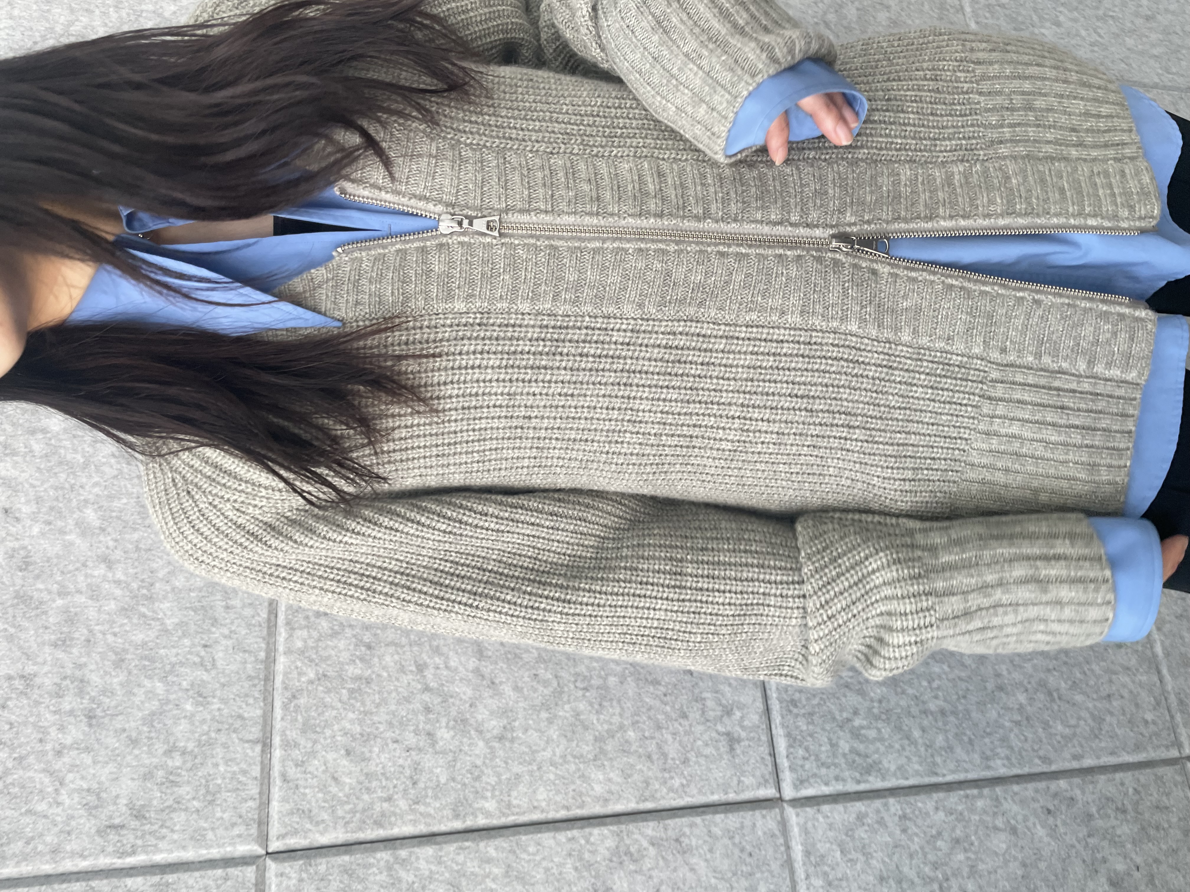 丸山加奈子さんの「CODE A｜【Re】dual form zip knit」を使ったコーディネート