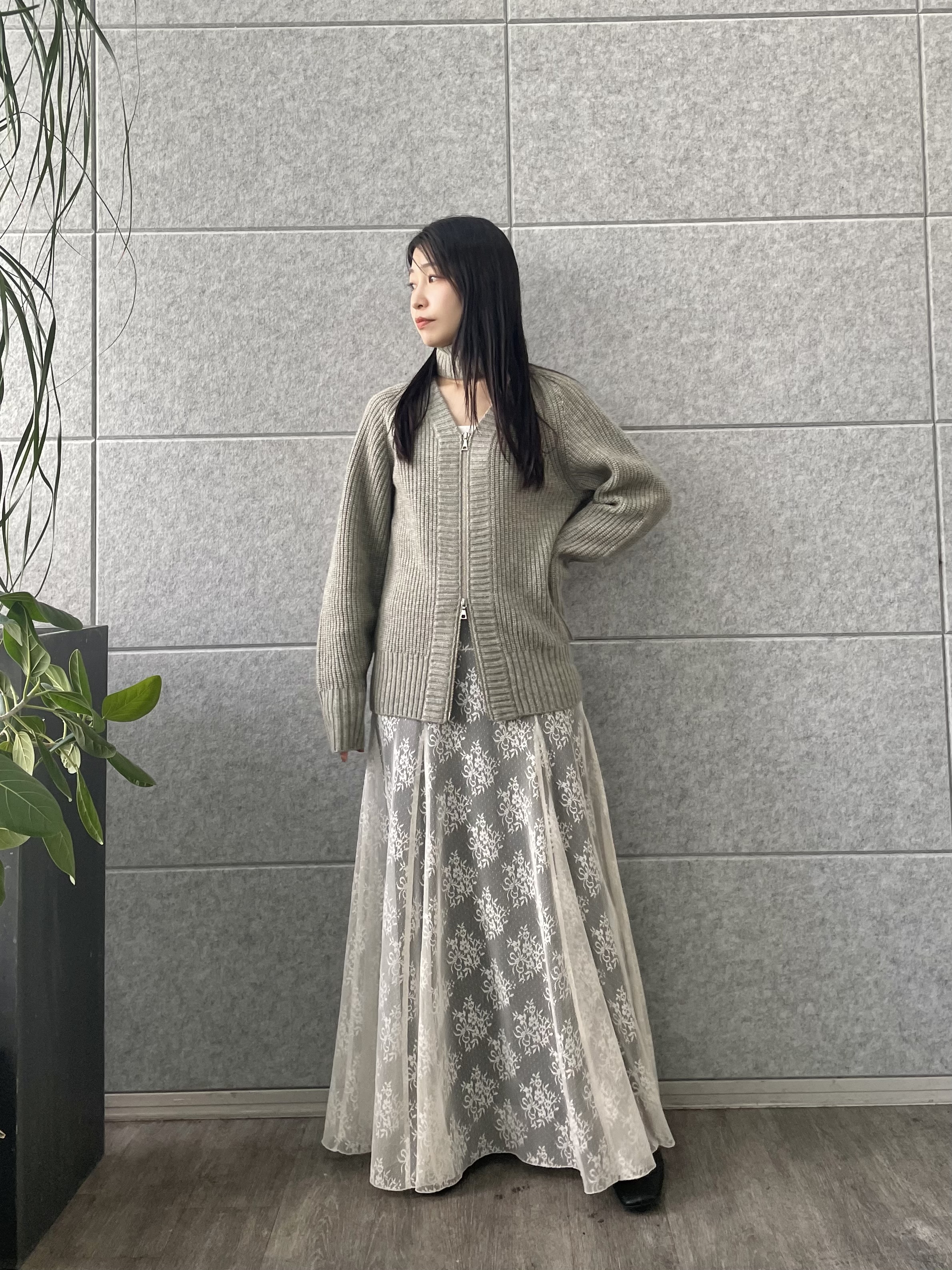 丸山加奈子さんの「CODE A｜【Re】dual form zip knit」を使ったコーディネート