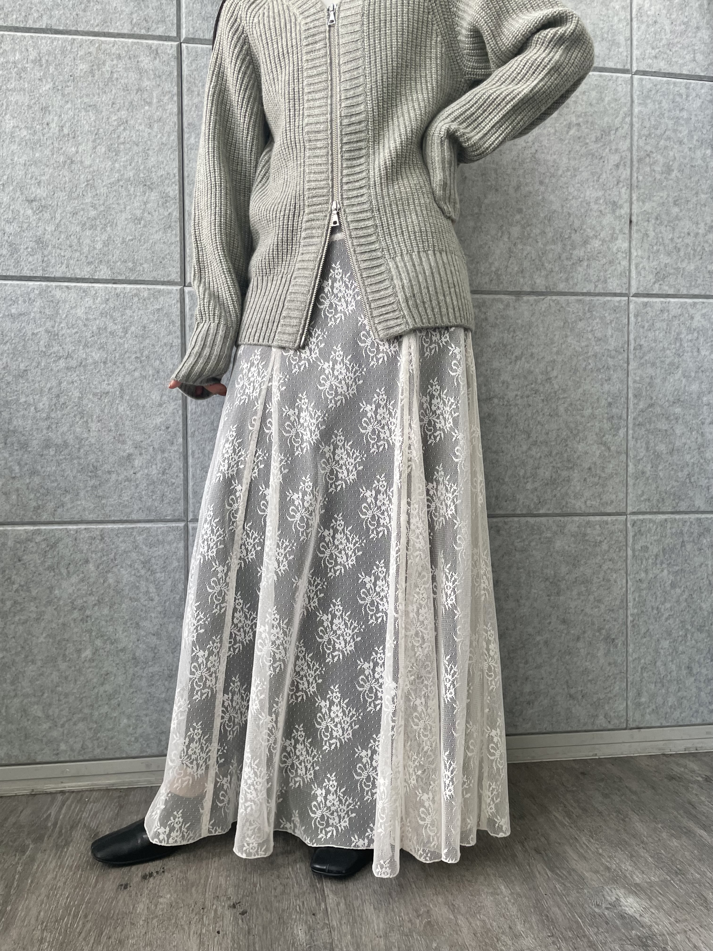 丸山加奈子さんの「CODE A｜【Re】dual form zip knit」を使ったコーディネート