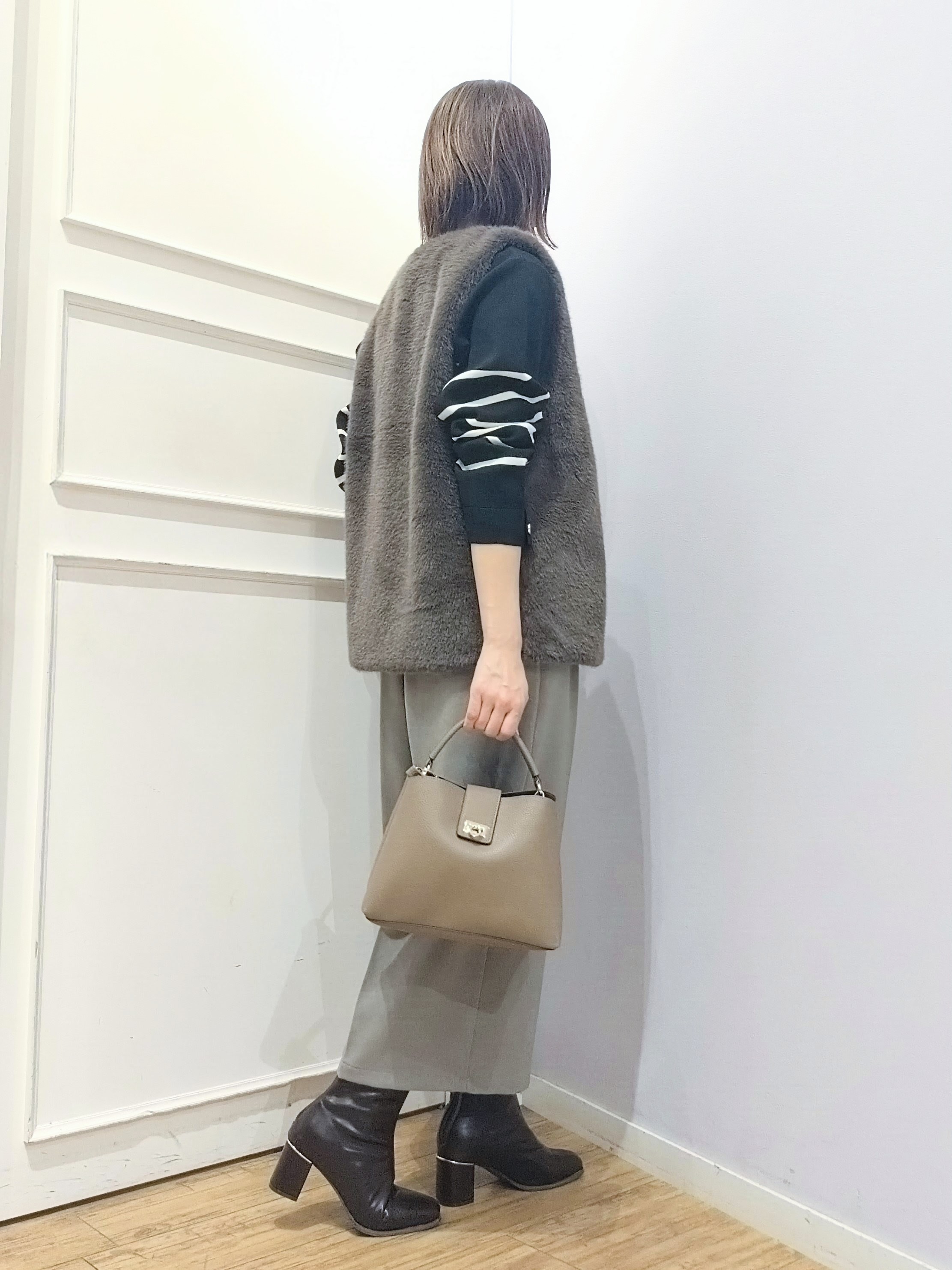 miomioさんの「SHOO･LA･RUE｜重ねるだけでこなれコーデに ふわふわフェイクファーベスト」を使ったコーディネート