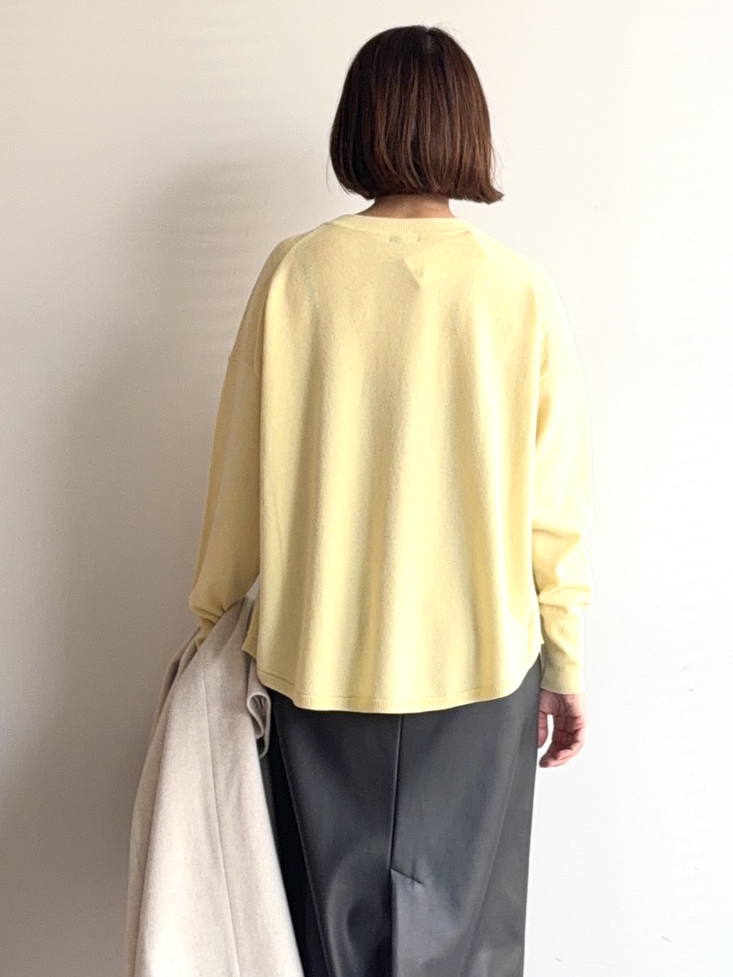 murayamaさんの「INDIVI｜【トレンド感◎／大人の光沢感】レザー調ナロースカート」を使ったコーディネート
