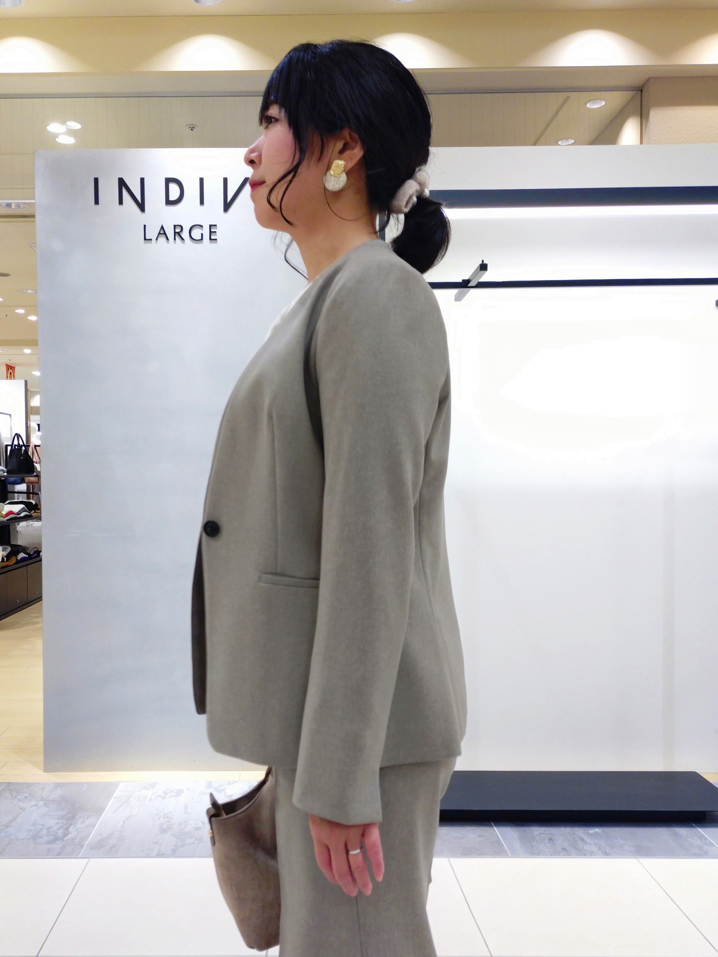 TOMOMIさんの「INDIVI｜【合皮／ショルダー付】スエード調ミドルバッグ」を使ったコーディネート