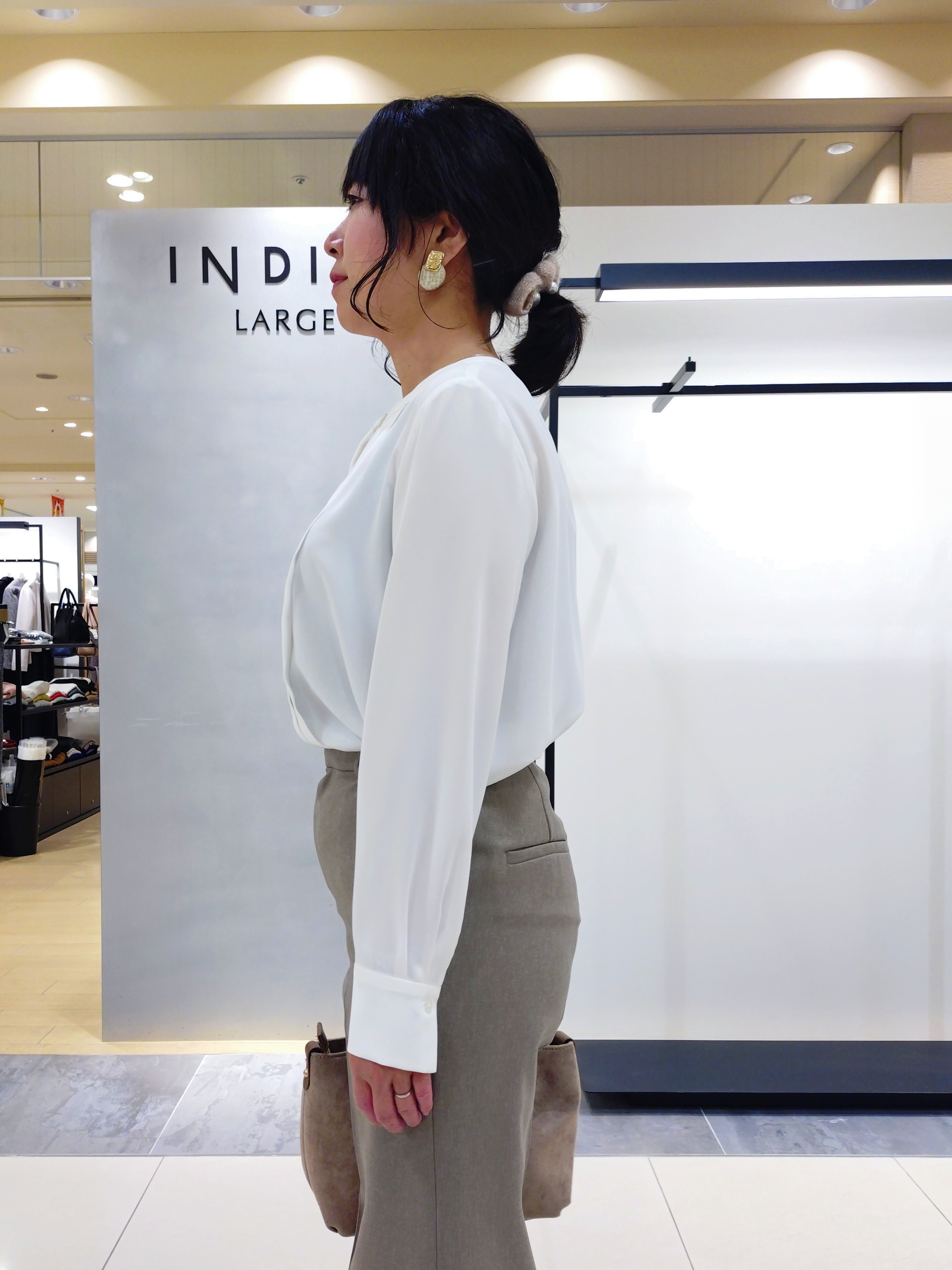 TOMOMIさんの「INDIVI｜【合皮／ショルダー付】スエード調ミドルバッグ」を使ったコーディネート