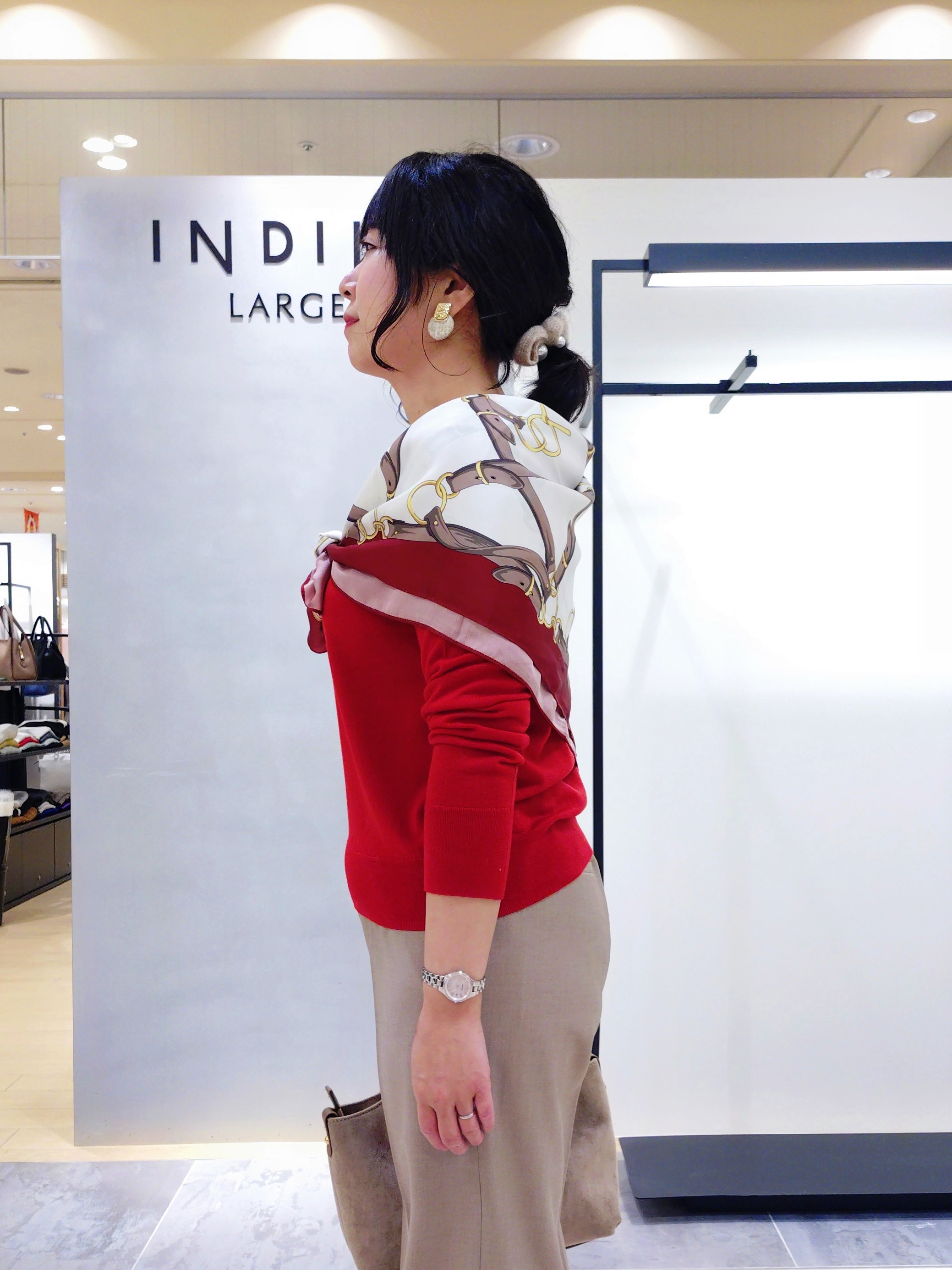 TOMOMIさんの「INDIVI｜【上品な光沢感】エクストラファインウール クルーネックニット」を使ったコーディネート