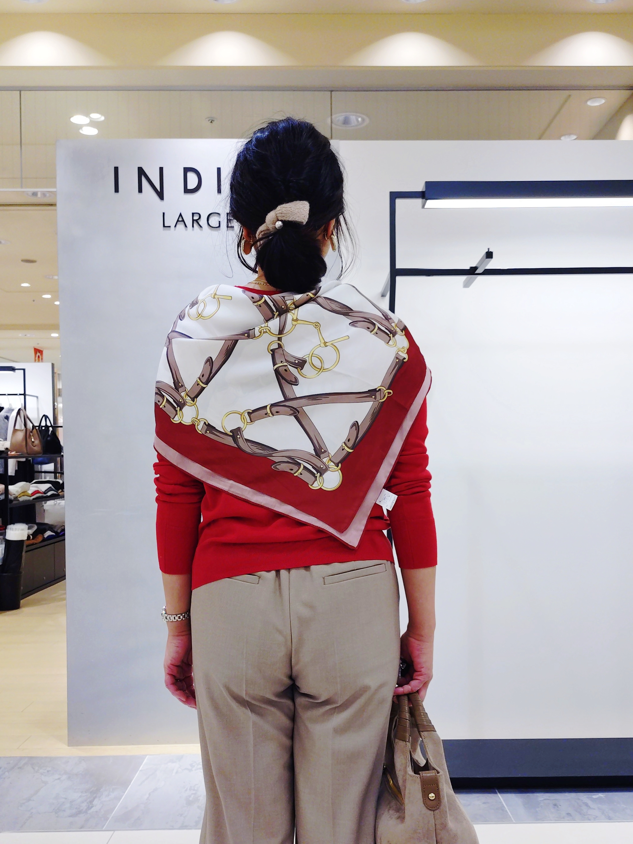 TOMOMIさんの「INDIVI｜【上品な光沢感】エクストラファインウール クルーネックニット」を使ったコーディネート
