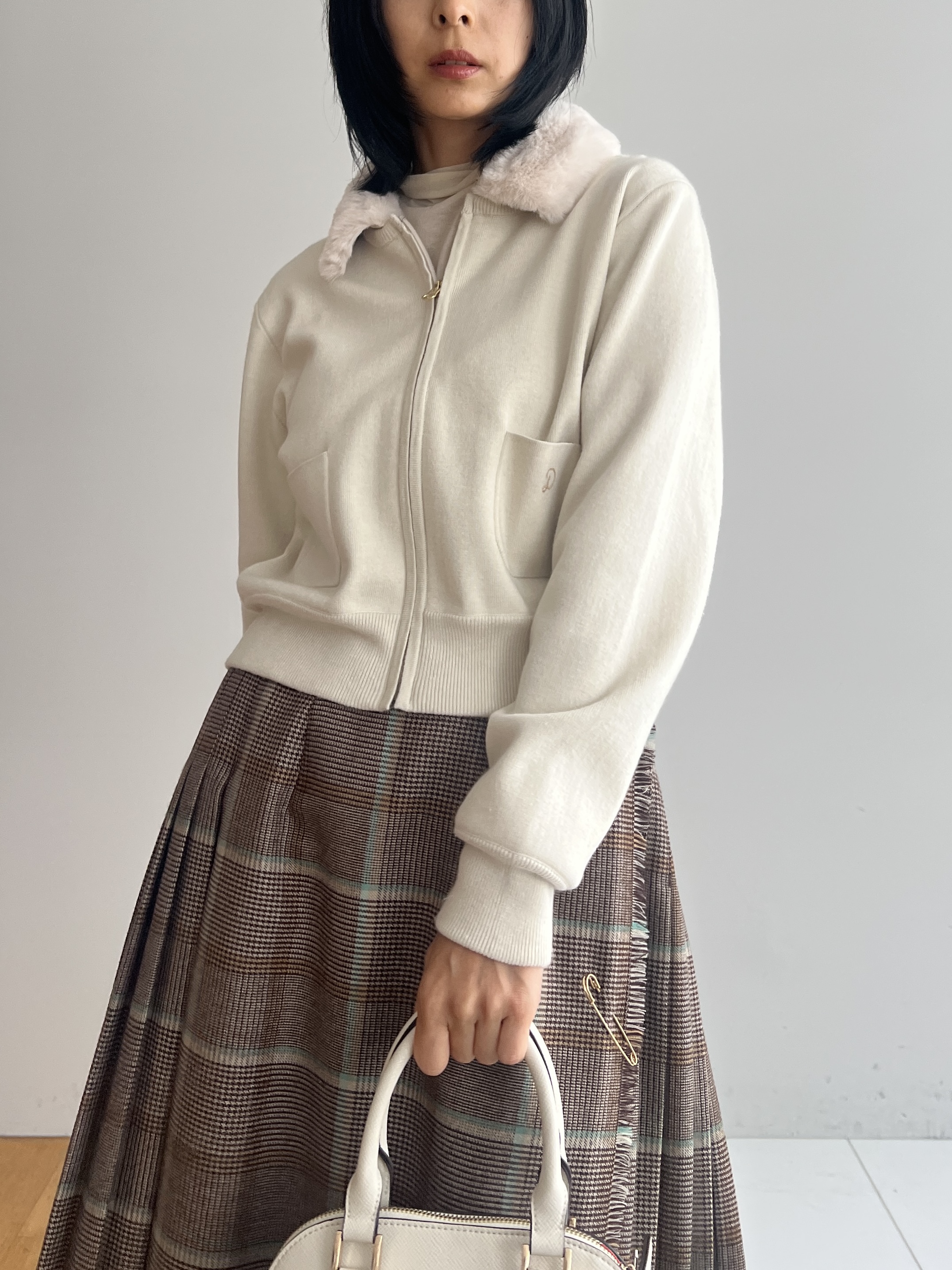 misaさんの「DRESSTERIOR｜【STORY11月号掲載】モノトーンドッグチャーム」を使ったコーディネート