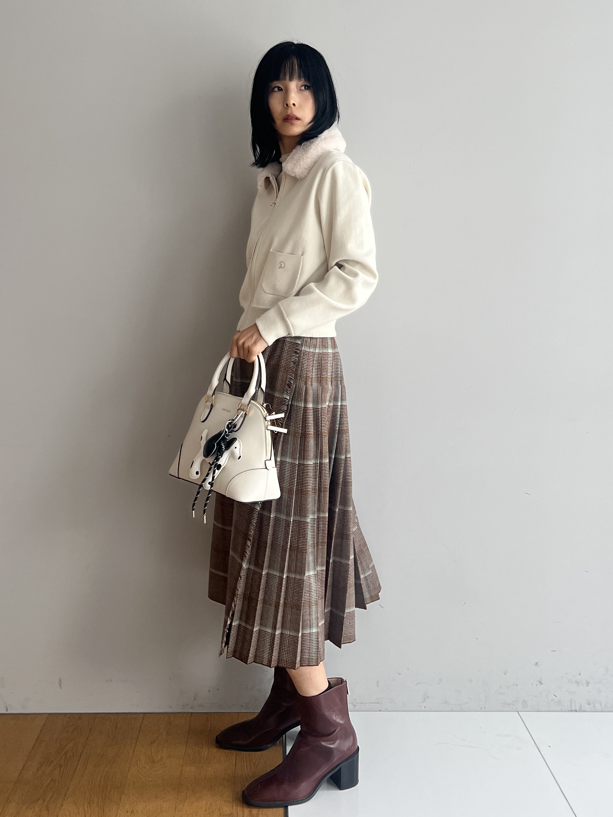 misaさんの「DRESSTERIOR｜【STORY11月号掲載】モノトーンドッグチャーム」を使ったコーディネート