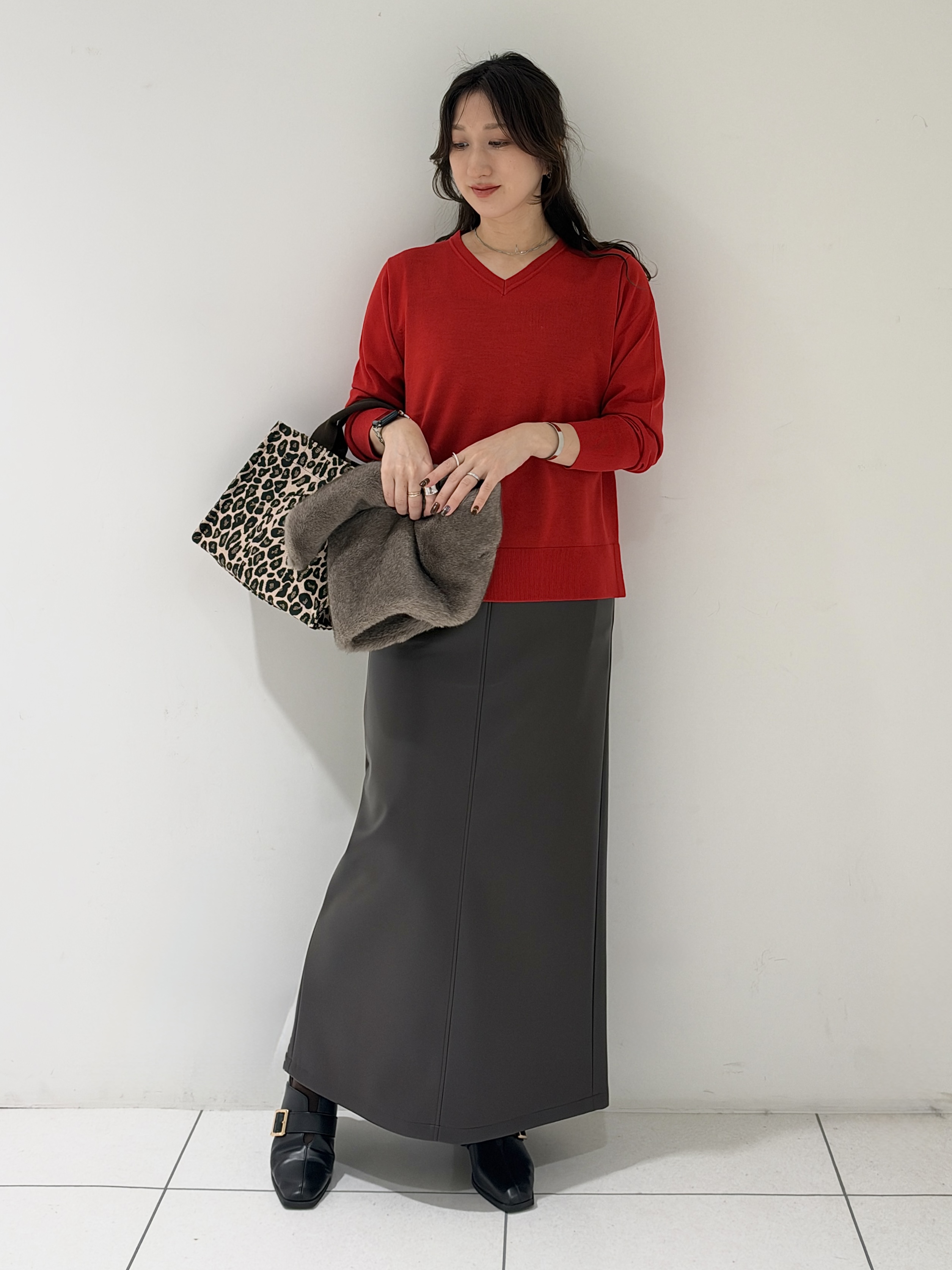 そんさんの「INDIVI｜【上品な光沢感】エクストラファインウールVネックニット」を使ったコーディネート