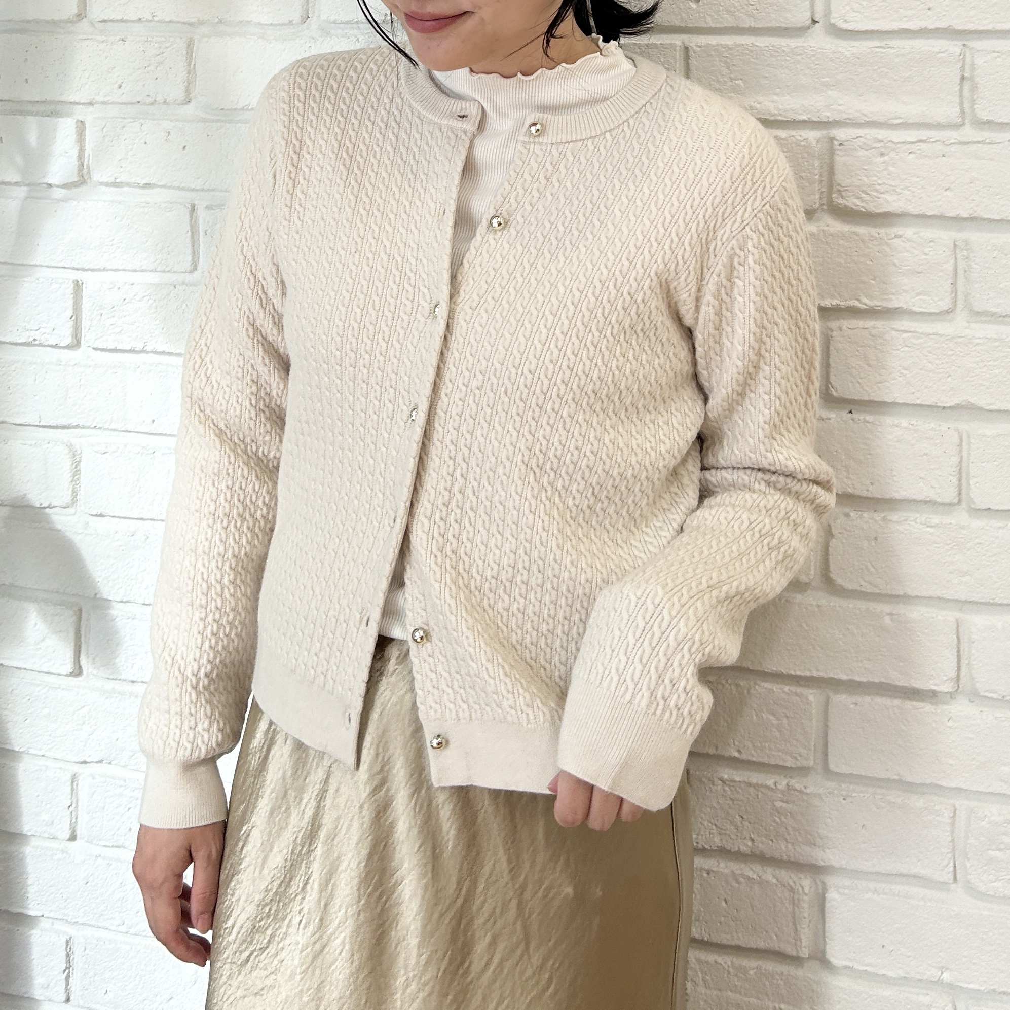 shinoさんの「Couture brooch｜【通勤にも休日にも】ケーブル カーディガン」を使ったコーディネート