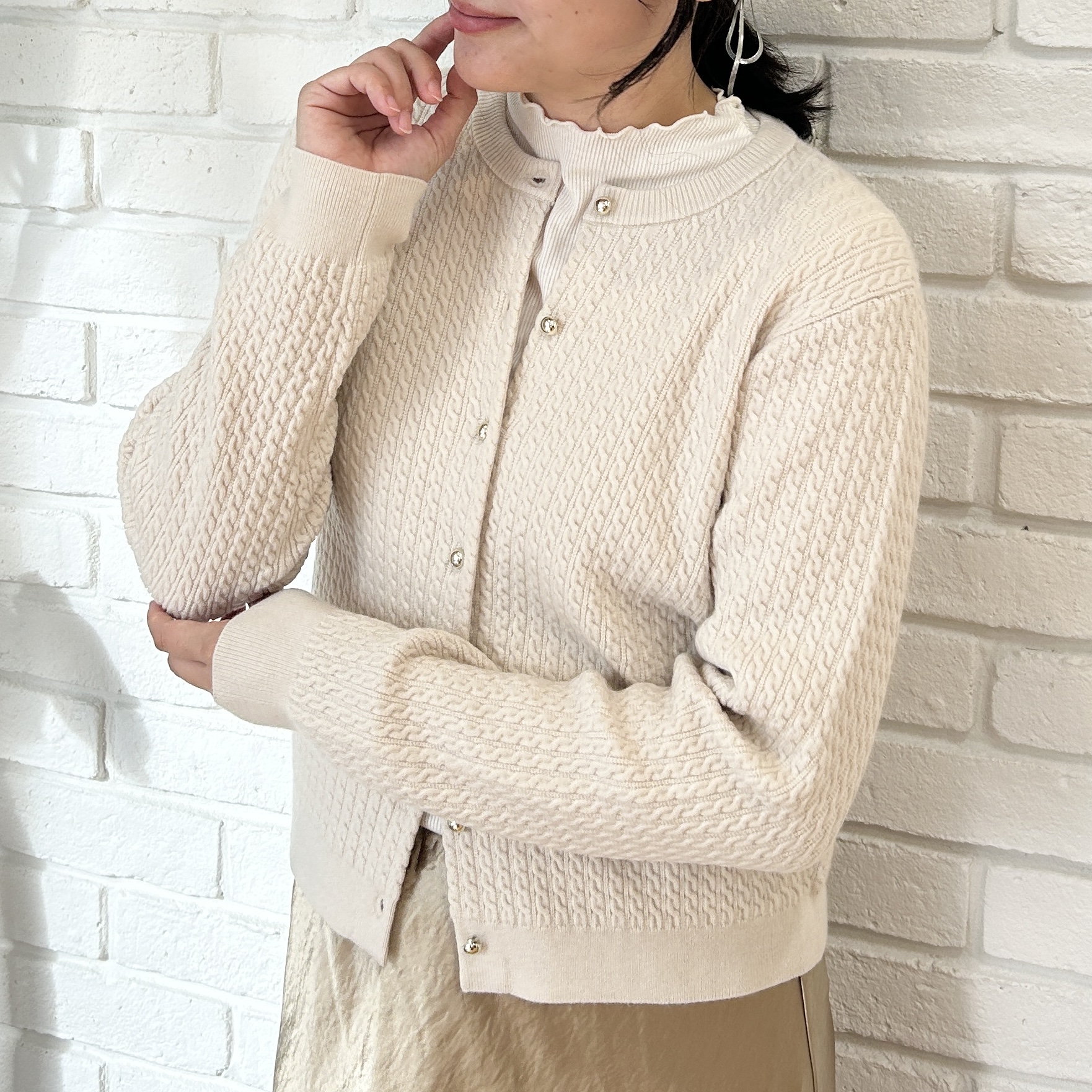 shinoさんの「Couture brooch｜【通勤にも休日にも】ケーブル カーディガン」を使ったコーディネート