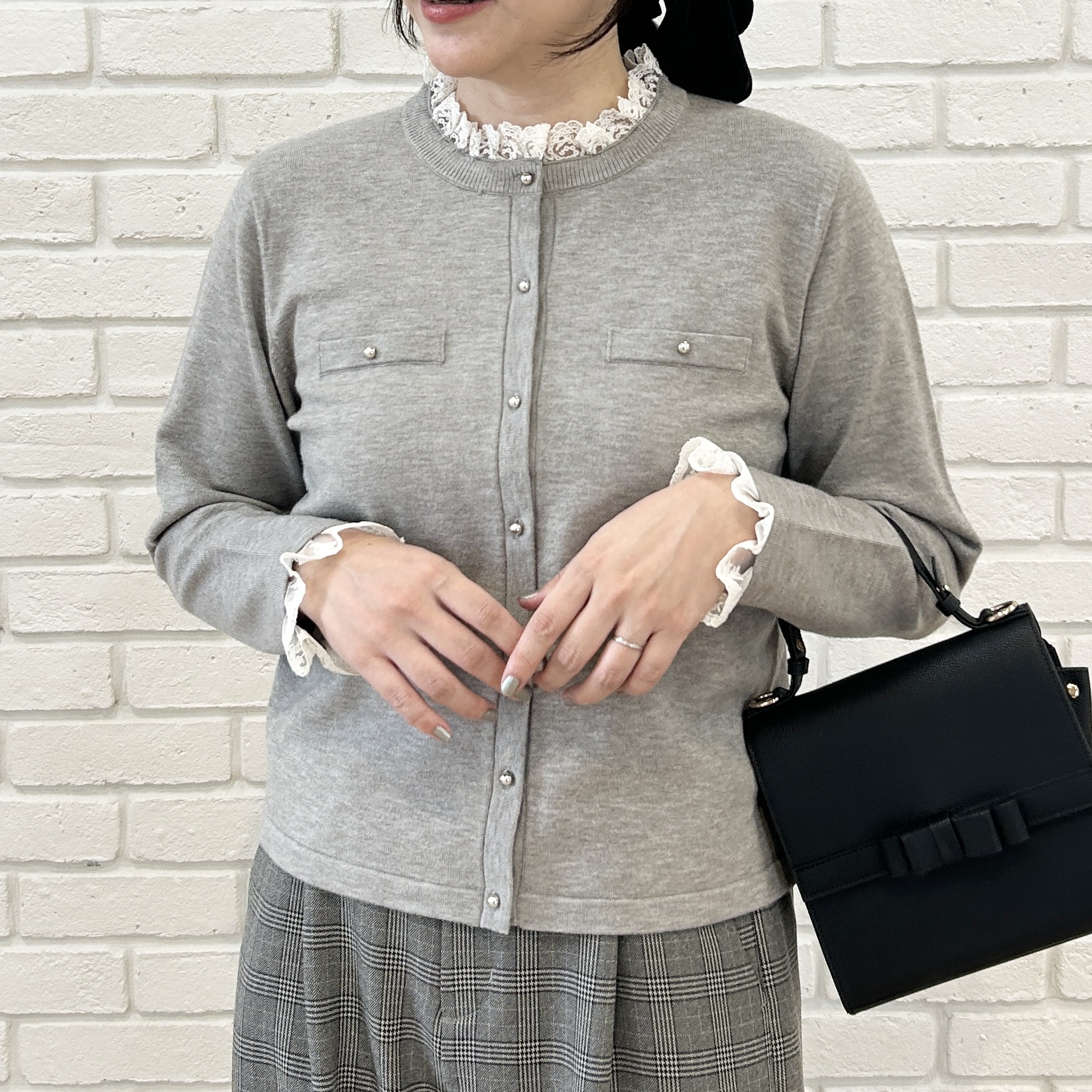 shinoさんの「Couture brooch｜【一枚で華やぐ】レースフリル カーディガン」を使ったコーディネート