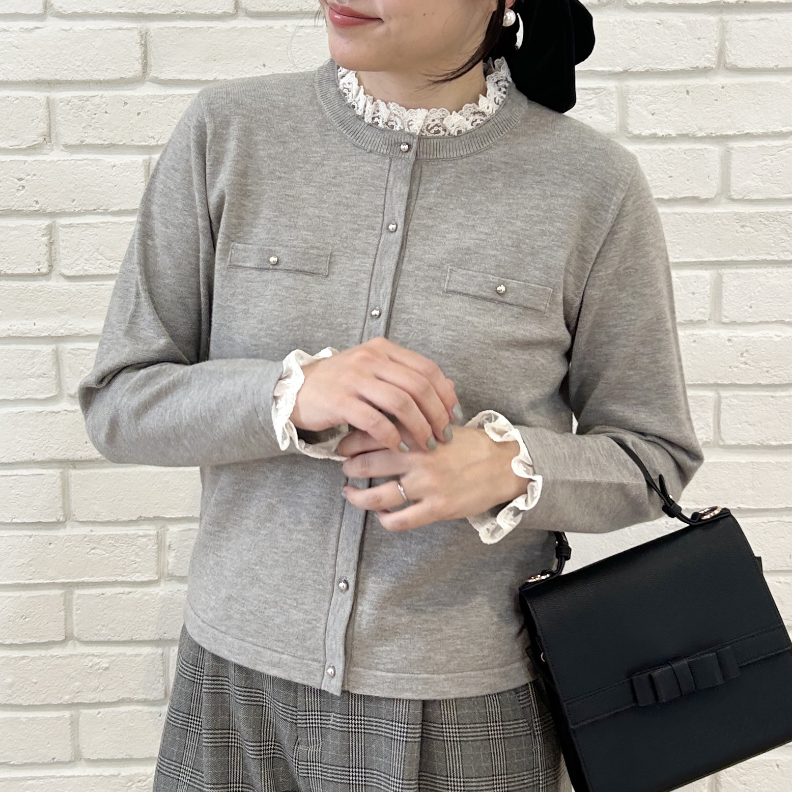 shinoさんの「Couture brooch｜【一枚で華やぐ】レースフリル カーディガン」を使ったコーディネート