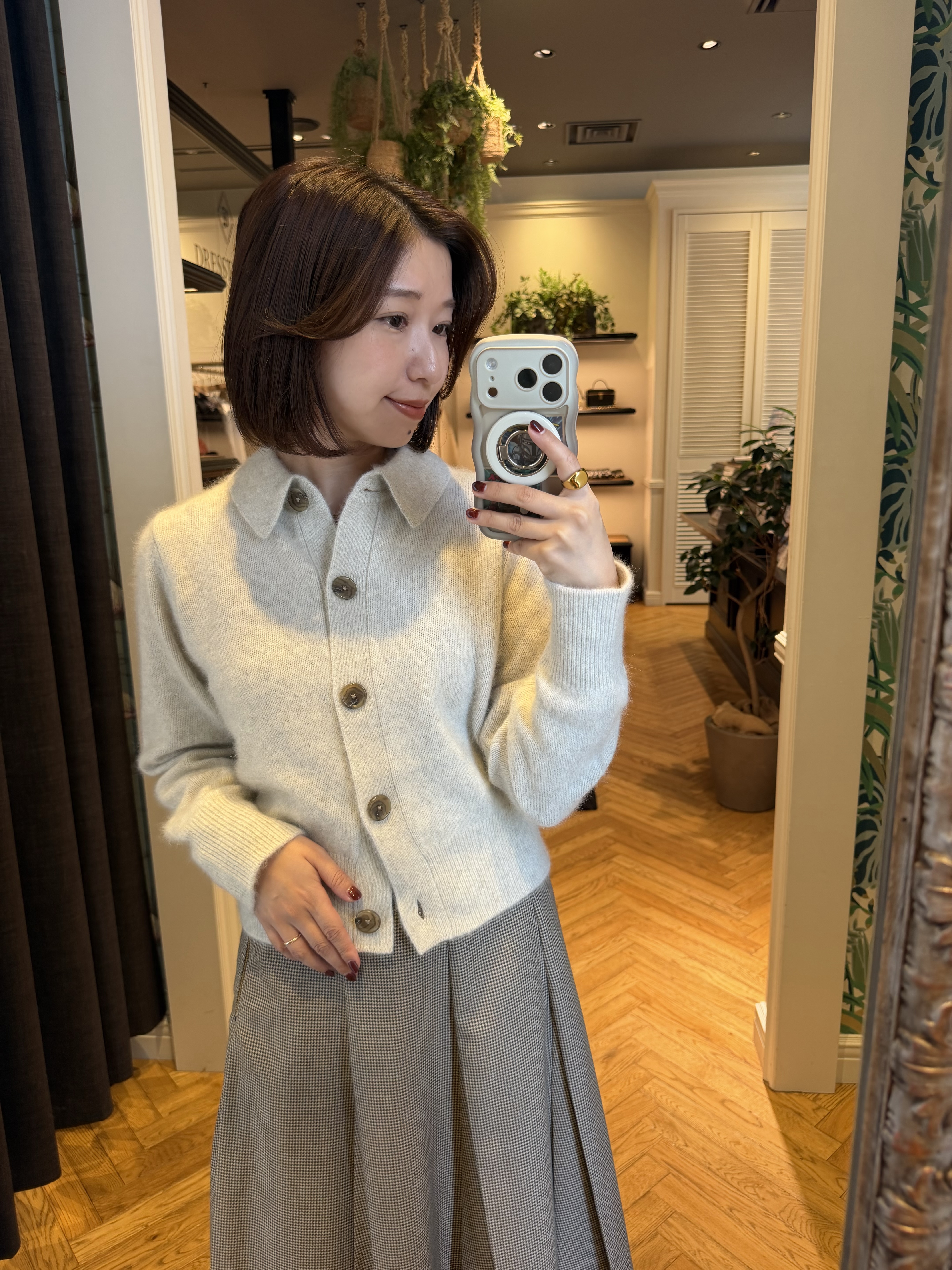 つじ まこさんの「DRESSTERIOR｜【肌ざわり◎】フォックスブレンドポロニットカーディガン」を使ったコーディネート