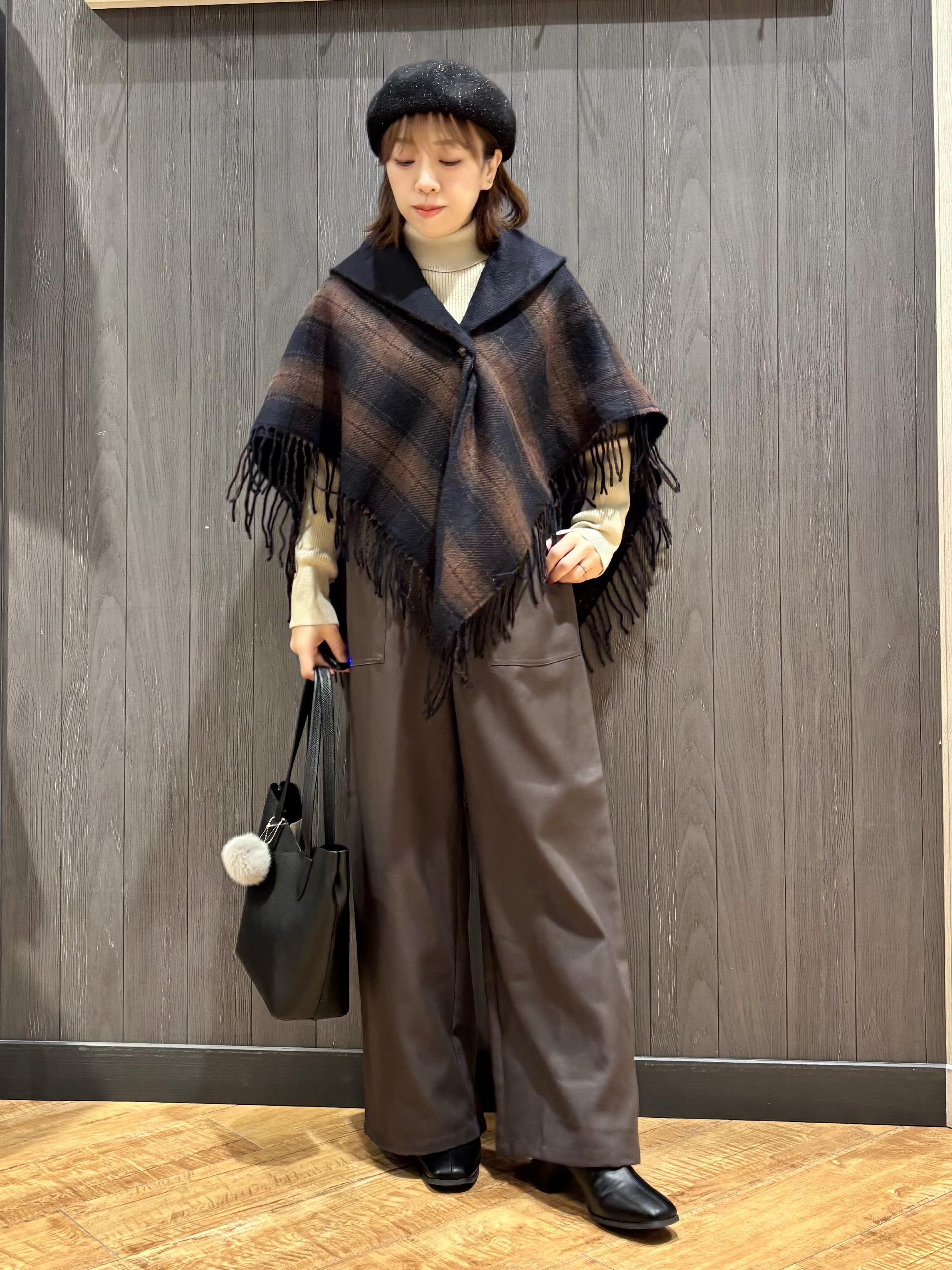 meiさんの「SHOO･LA･RUE｜【リバーシブル】チェック&times;無地ケープ」を使ったコーディネート
