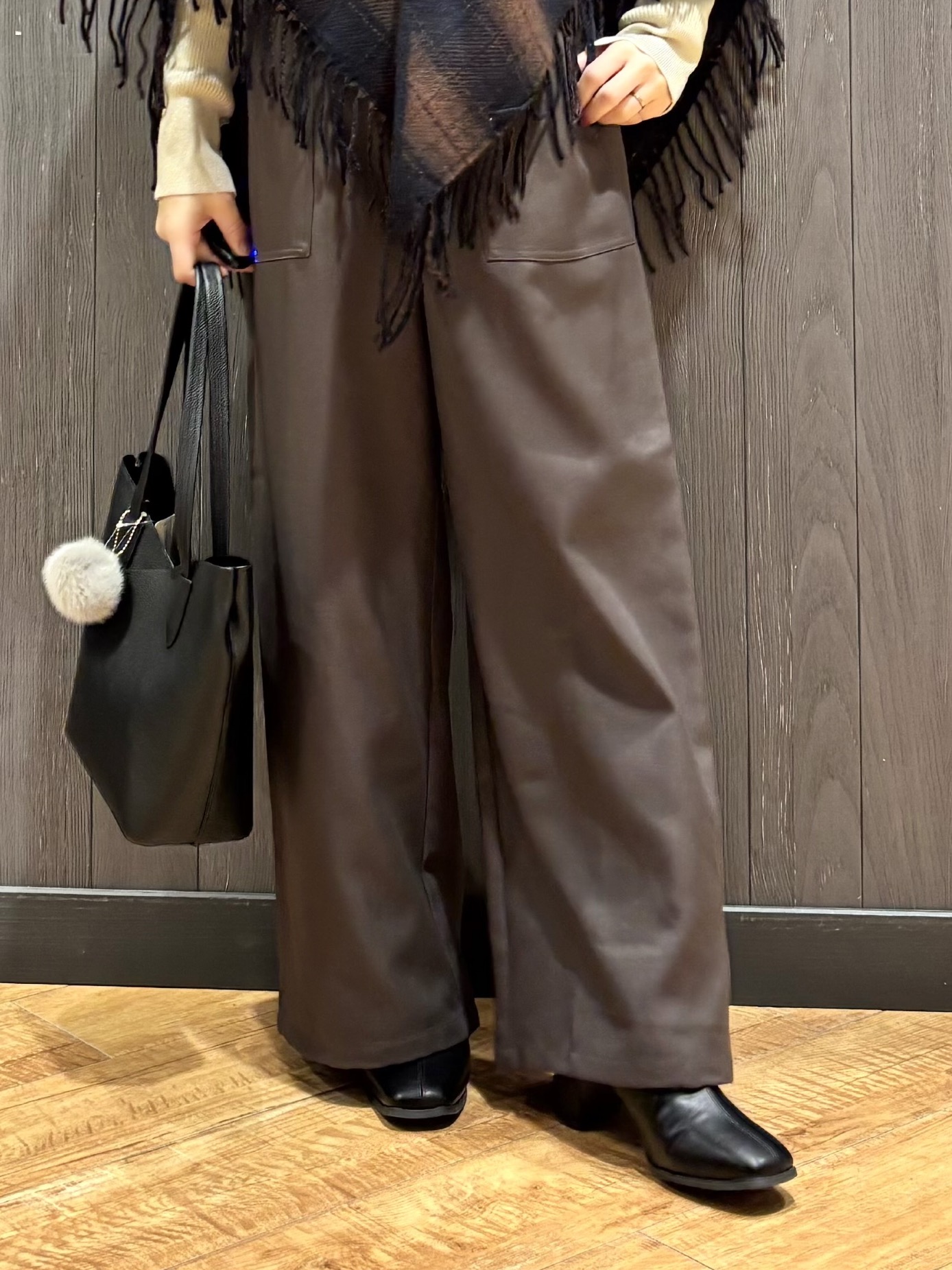 meiさんの「SHOO･LA･RUE｜【リバーシブル】チェック&times;無地ケープ」を使ったコーディネート