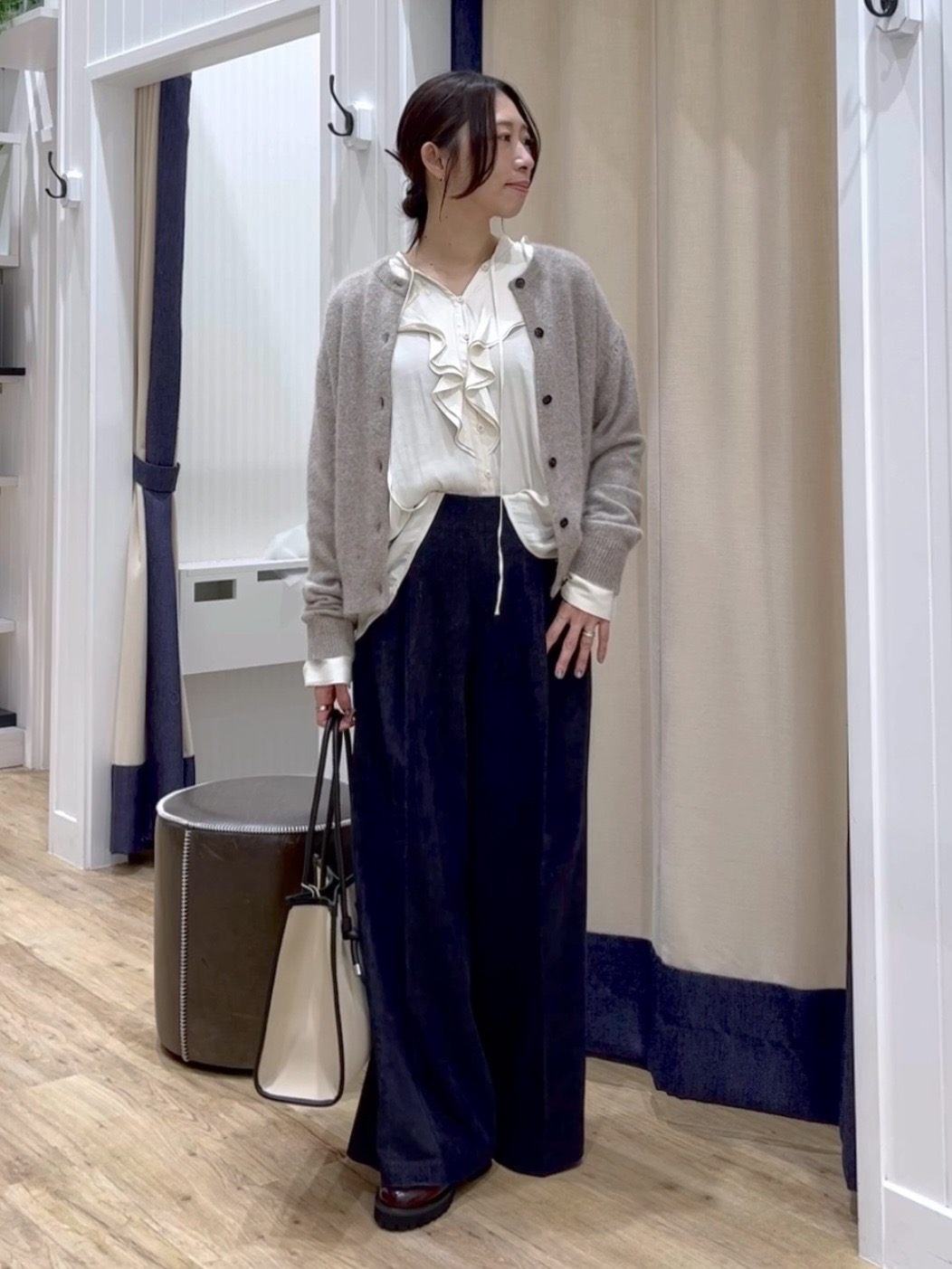 canaさんの「Dessin｜【洗える/秋レイヤード】マットサテン ラッフルフリルブラウス」を使ったコーディネート