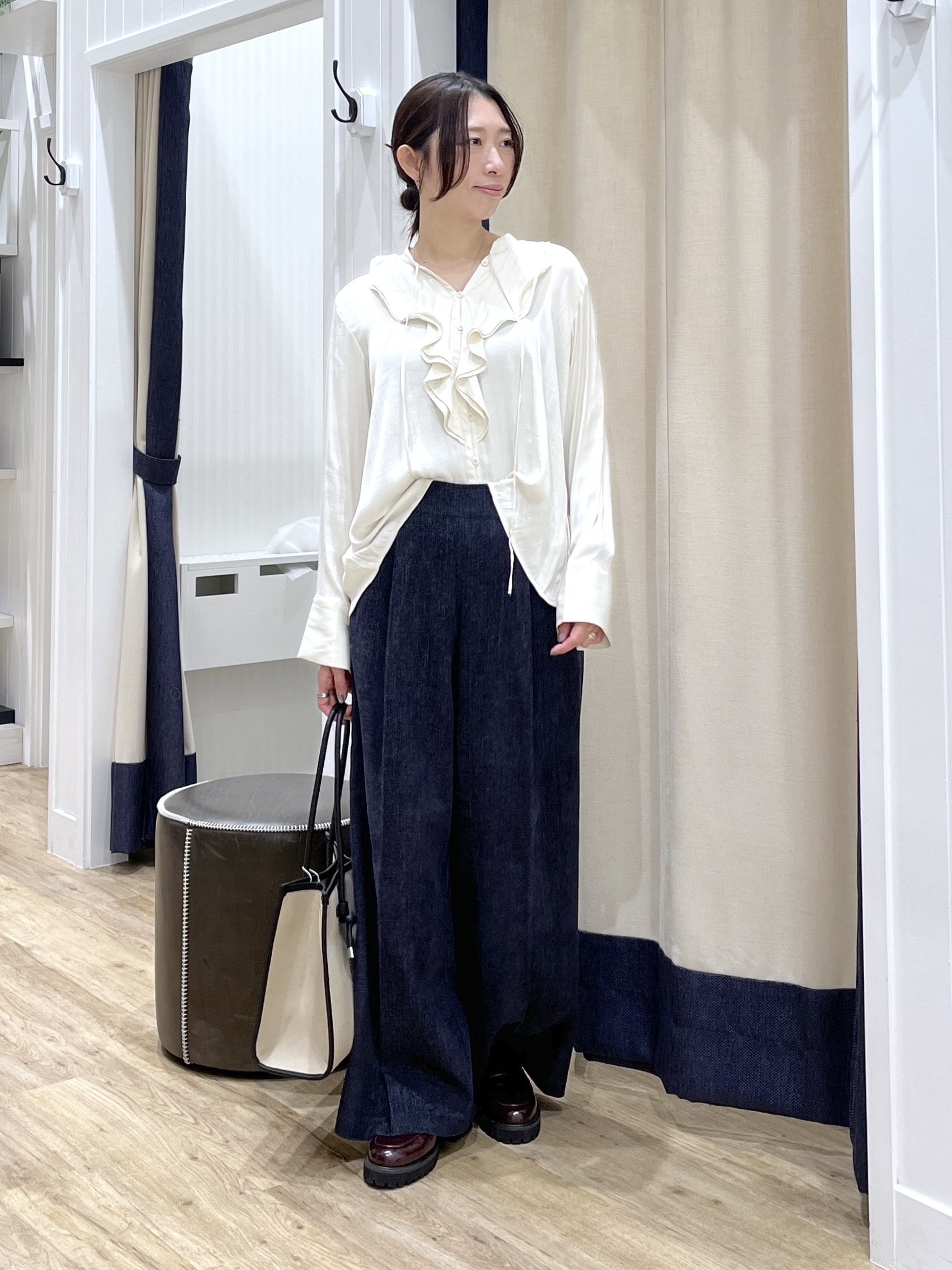 canaさんの「Dessin｜【洗える/秋レイヤード】マットサテン ラッフルフリルブラウス」を使ったコーディネート