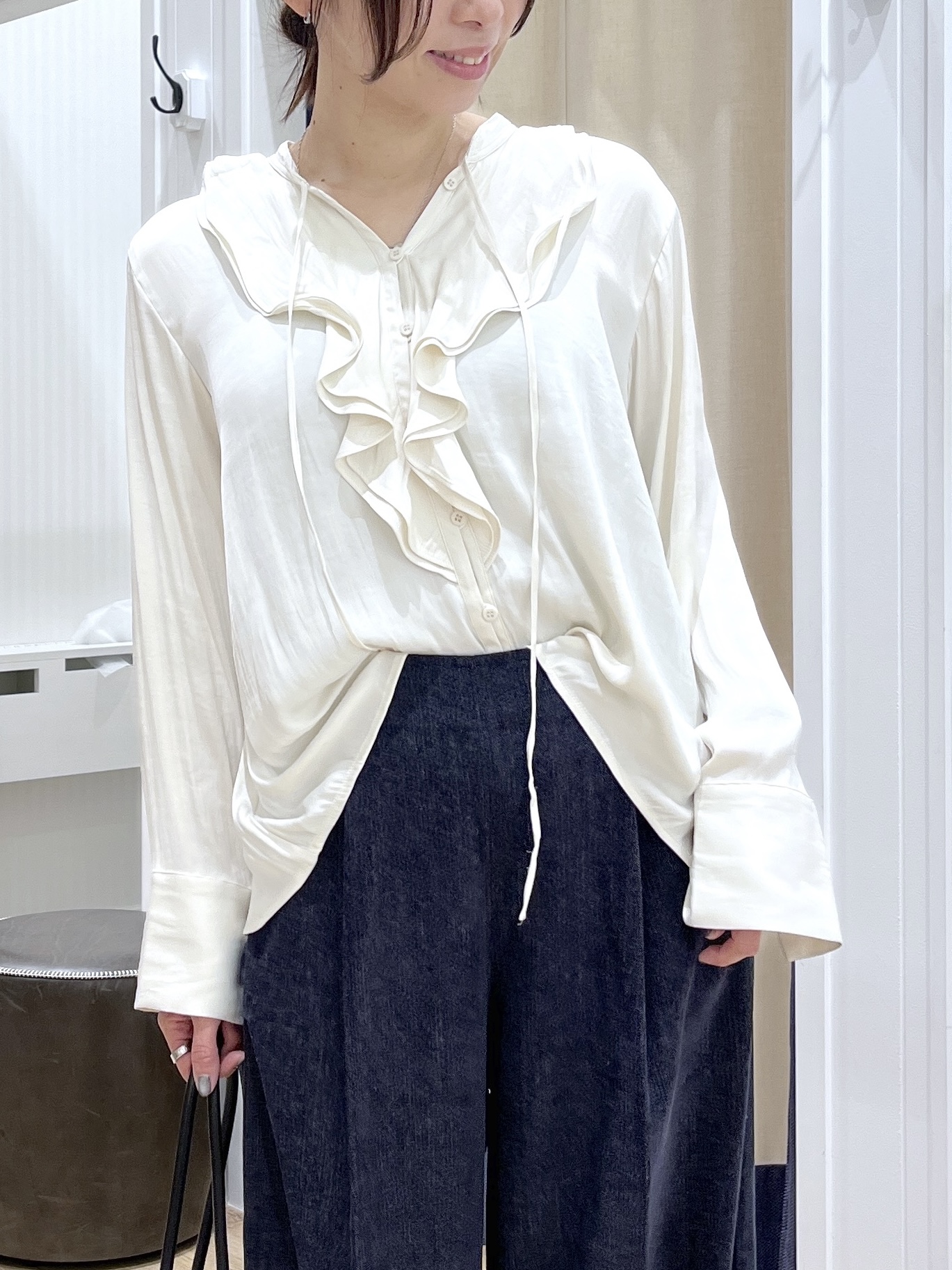canaさんの「Dessin｜【洗える/秋レイヤード】マットサテン ラッフルフリルブラウス」を使ったコーディネート