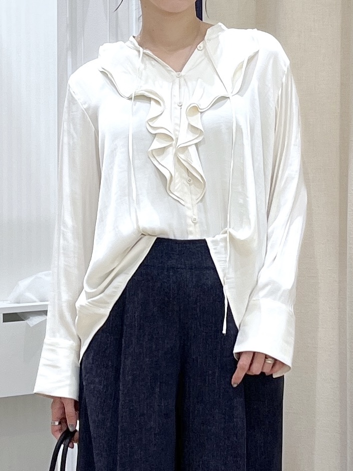 canaさんの「Dessin｜【洗える/秋レイヤード】マットサテン ラッフルフリルブラウス」を使ったコーディネート