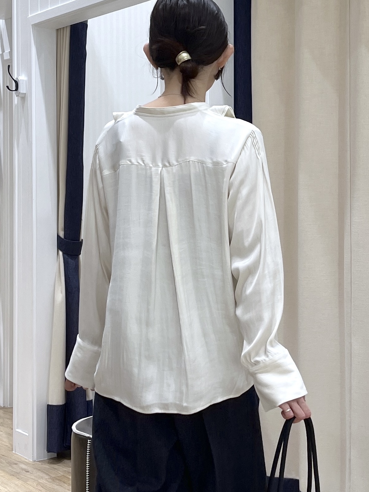 canaさんの「Dessin｜【洗える/秋レイヤード】マットサテン ラッフルフリルブラウス」を使ったコーディネート