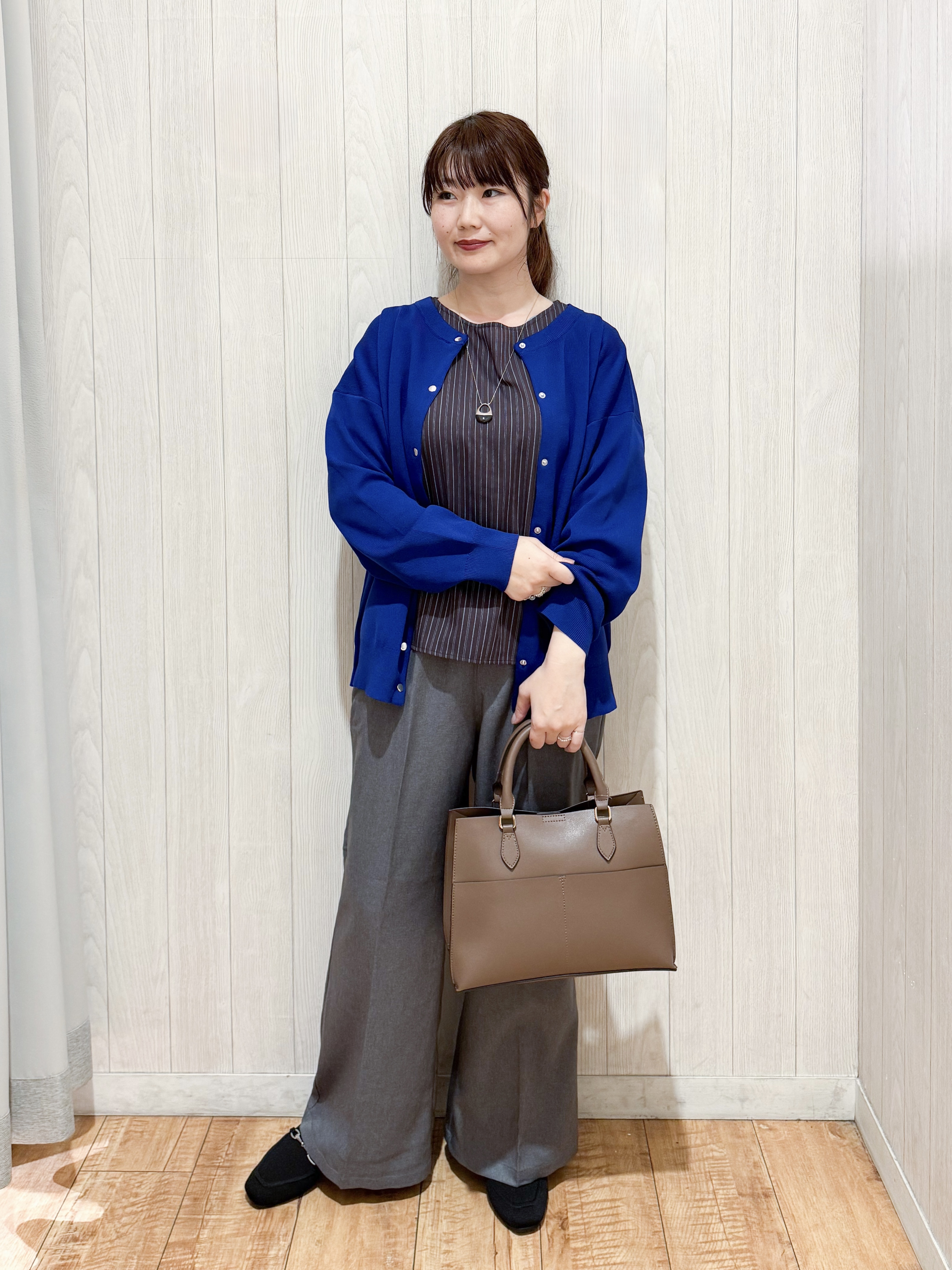 愛さんの「SHOO･LA･RUE｜【セットアップ可/洗濯機可】軽やかに羽織れる スポンディッシュ ニットカーディガン」を使ったコーディネート