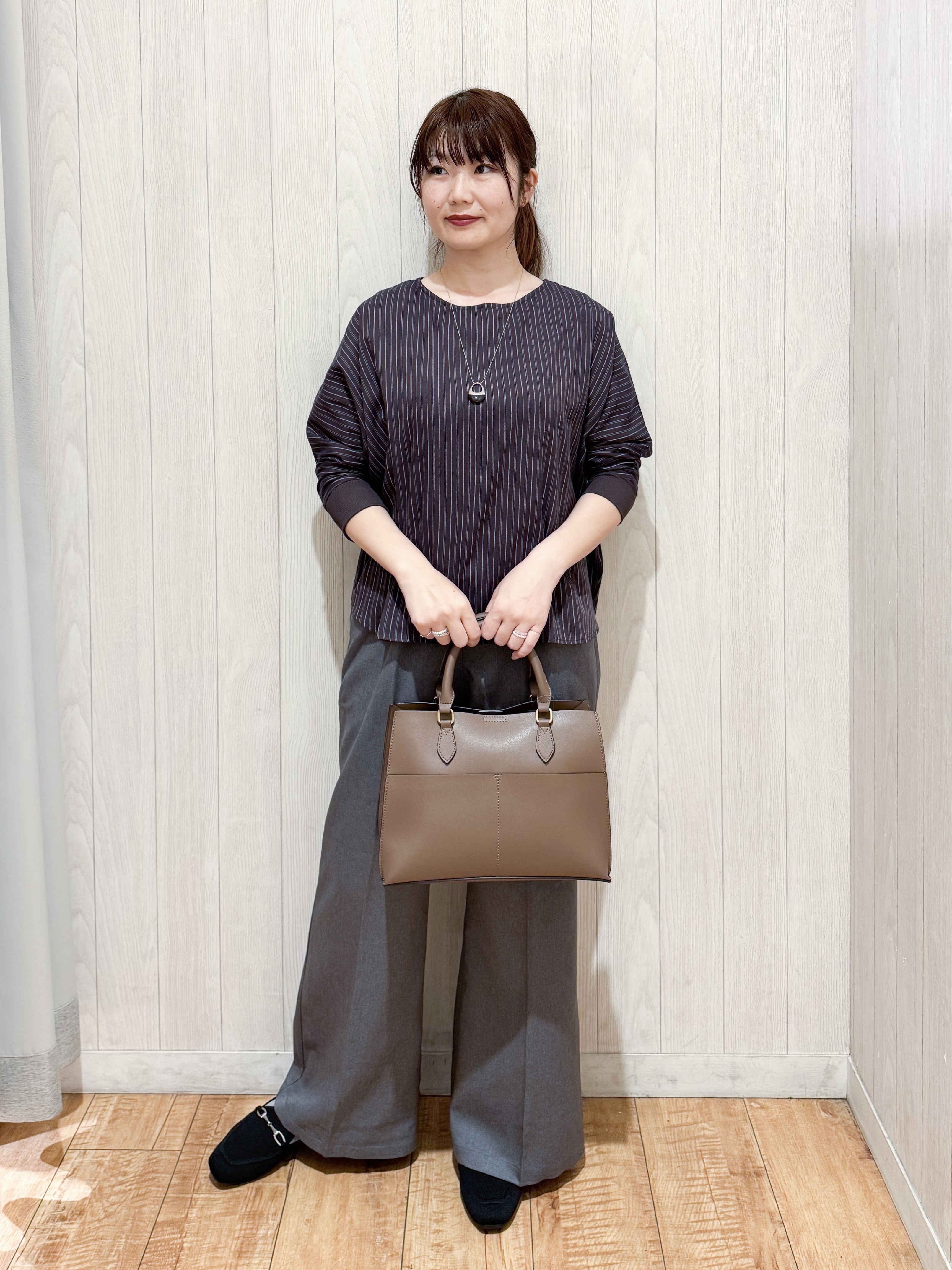 愛さんの「SHOO･LA･RUE｜【セットアップ可/洗濯機可】軽やかに羽織れる スポンディッシュ ニットカーディガン」を使ったコーディネート