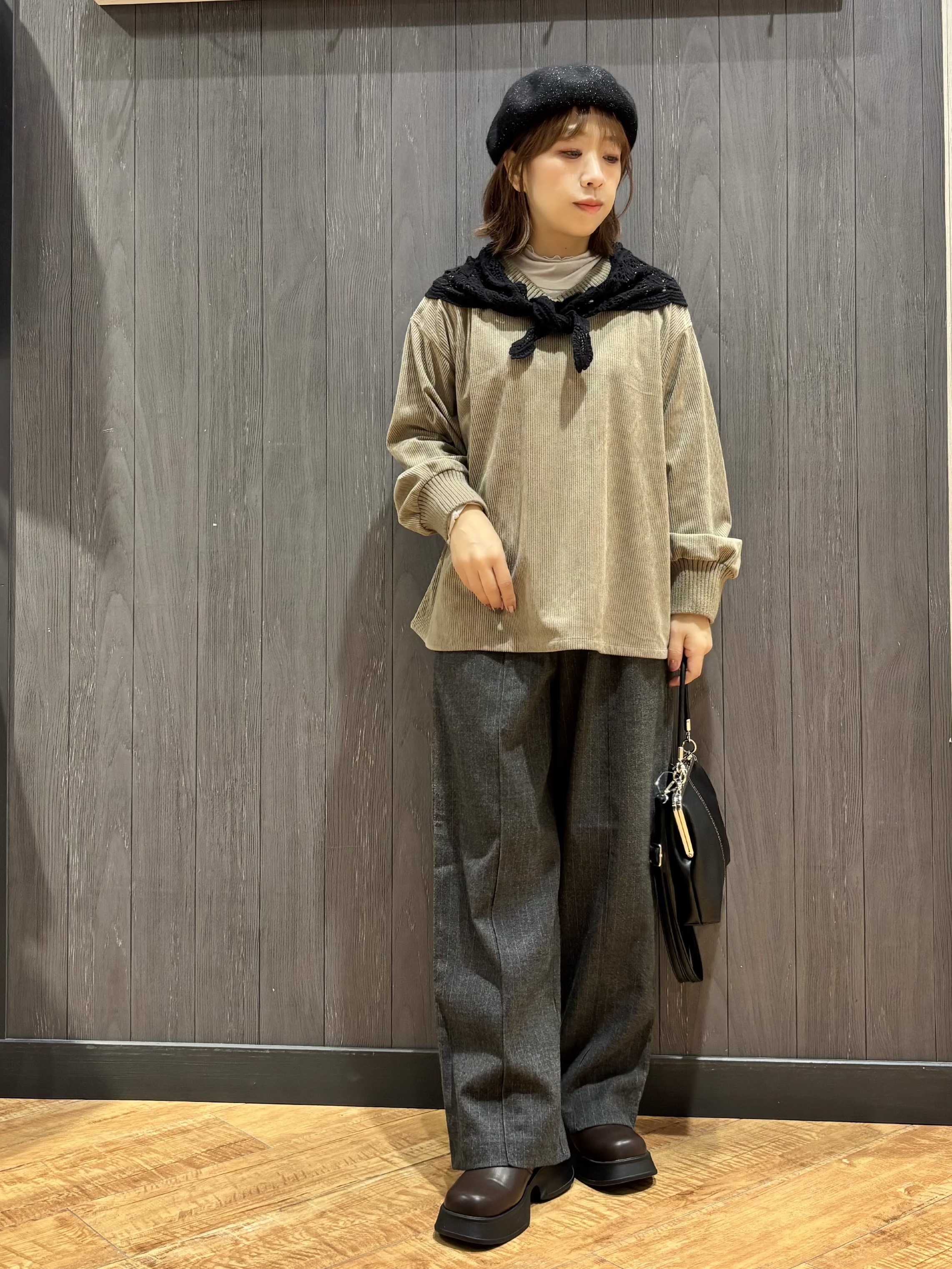 meiさんの「SHOO･LA･RUE｜カシミアタッチ吸湿発熱ハイネックインナー」を使ったコーディネート