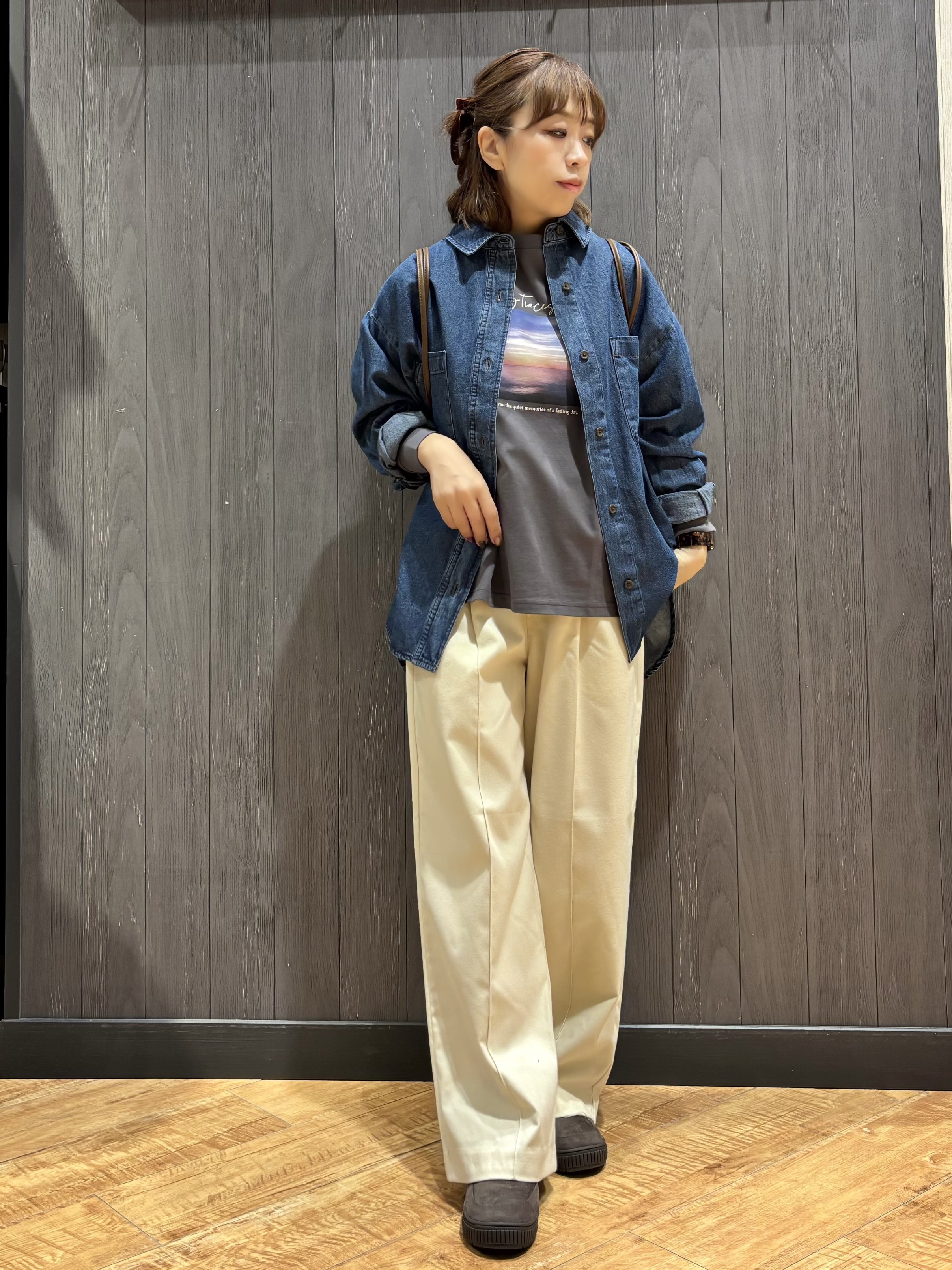 meiさんの「SHOO･LA･RUE｜【S-LL/洗濯機可/体型カバー】ライトオンスデニム ダブルポケット オーバーサイズシャツ」を使ったコーディネート