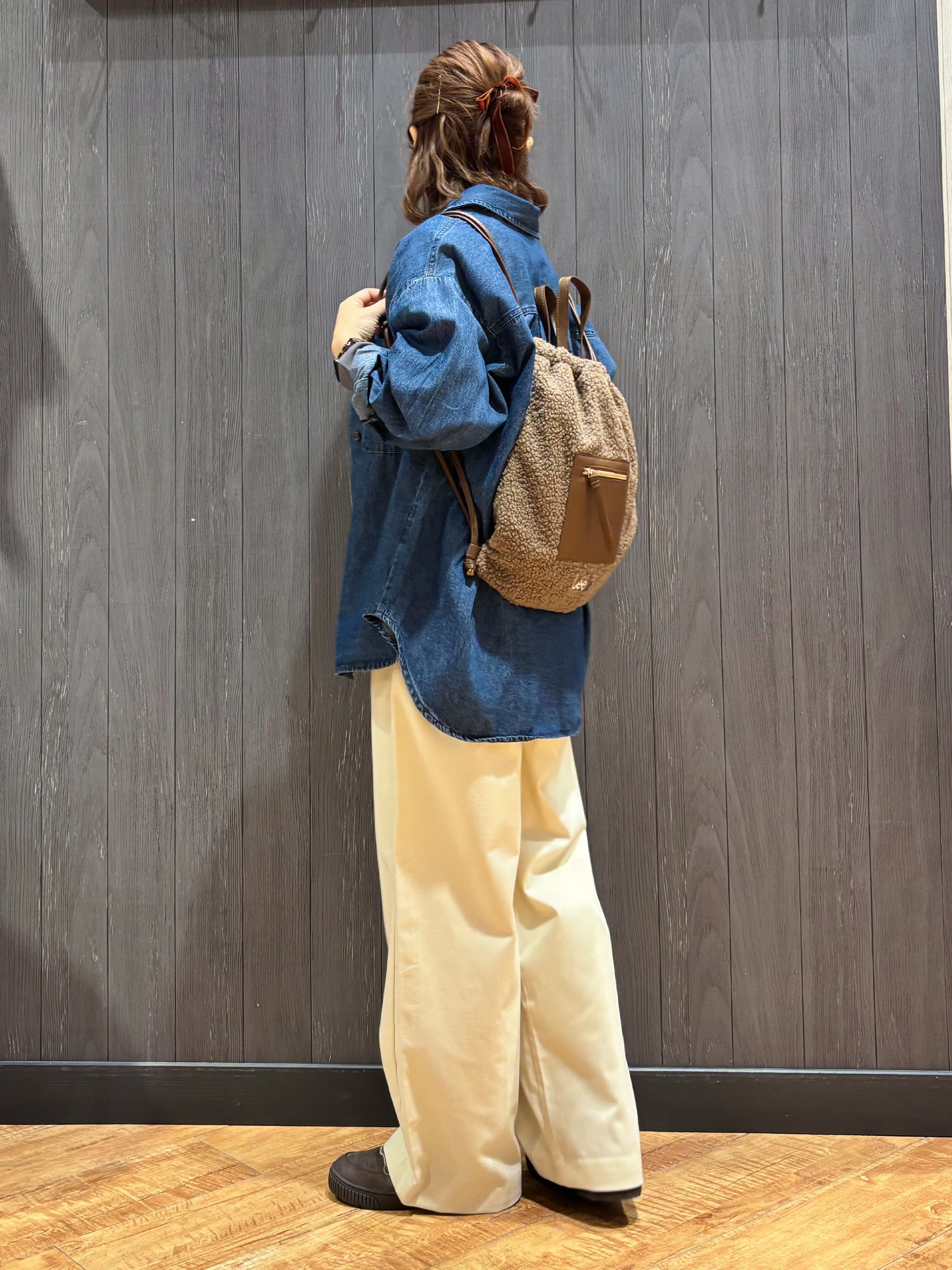 meiさんの「SHOO･LA･RUE｜【S-LL/洗濯機可/体型カバー】ライトオンスデニム ダブルポケット オーバーサイズシャツ」を使ったコーディネート