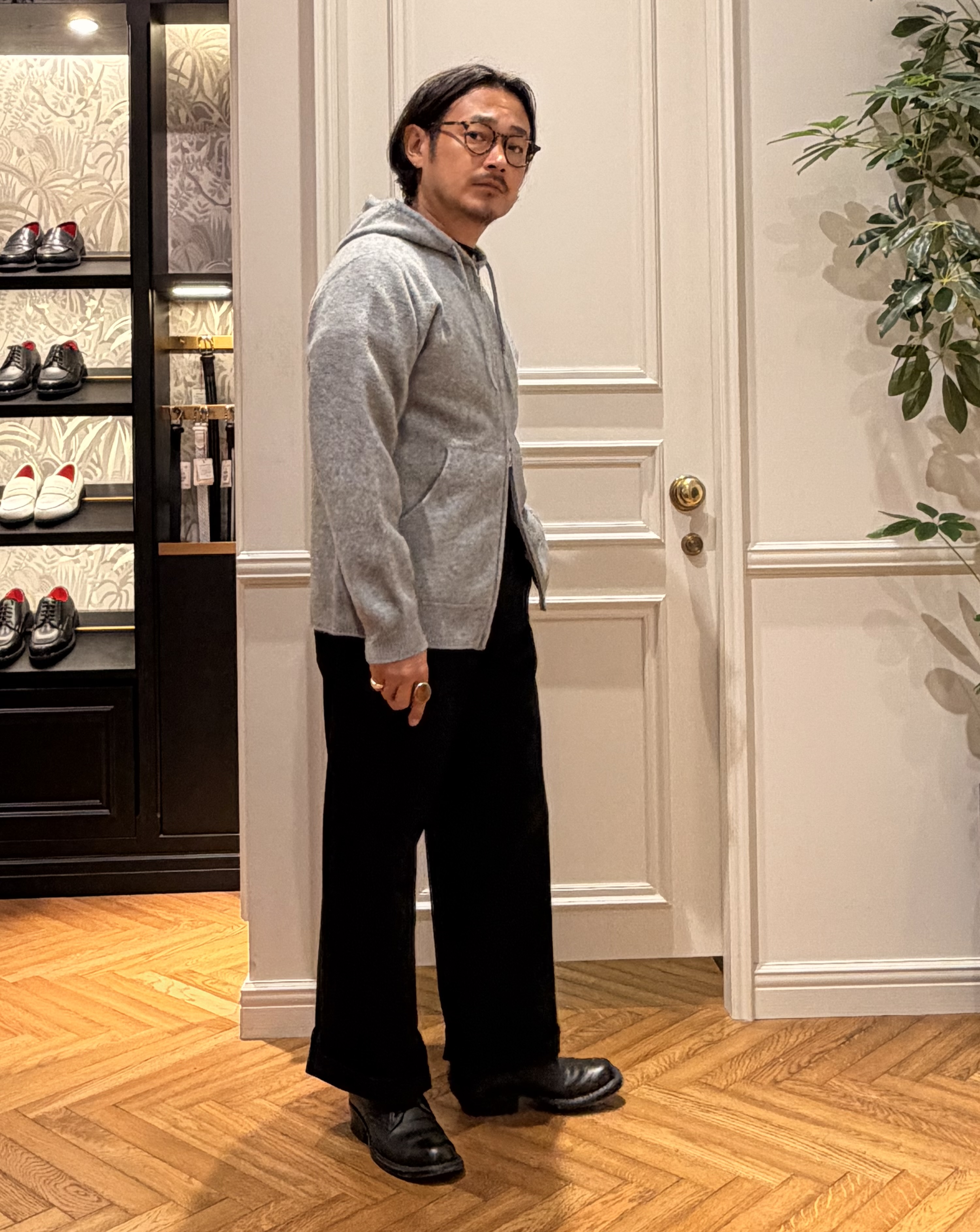 鶴田大士さんの「DRESSTERIOR｜◆ホールガーメント（R） ウールカシミヤ ジップパーカー」を使ったコーディネート