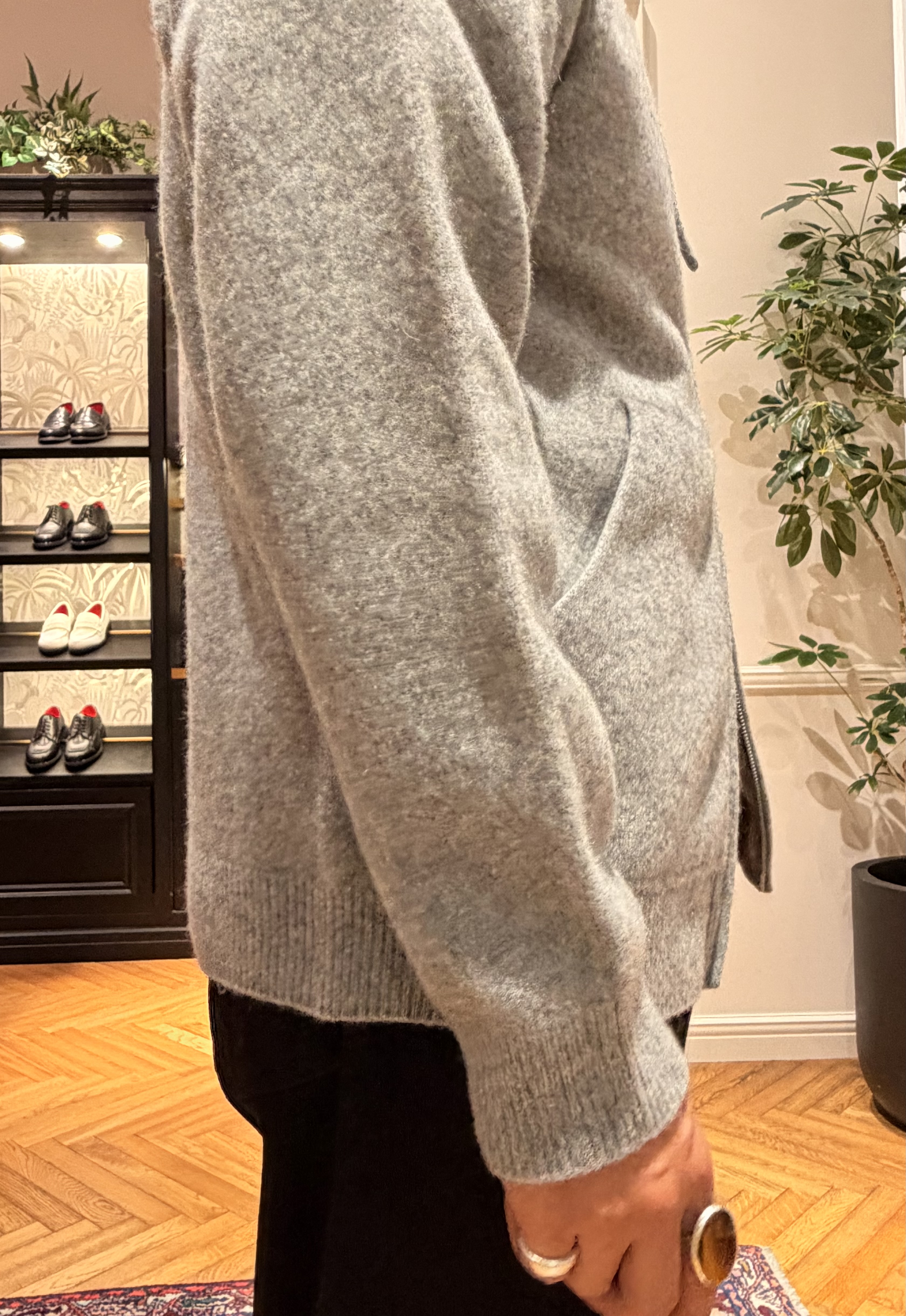 鶴田大士さんの「DRESSTERIOR｜◆ホールガーメント（R） ウールカシミヤ ジップパーカー」を使ったコーディネート