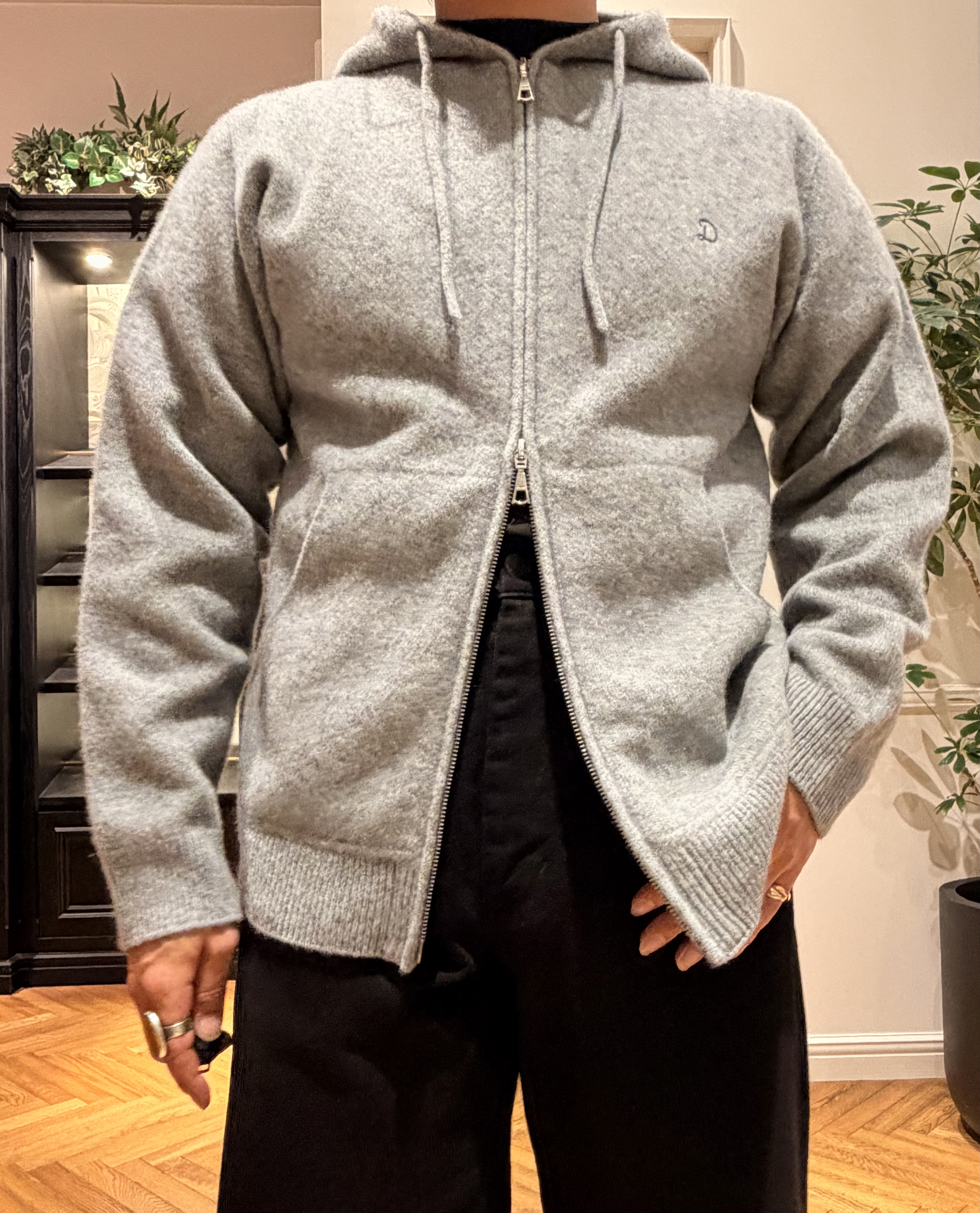 鶴田大士さんの「DRESSTERIOR｜◆ホールガーメント（R） ウールカシミヤ ジップパーカー」を使ったコーディネート