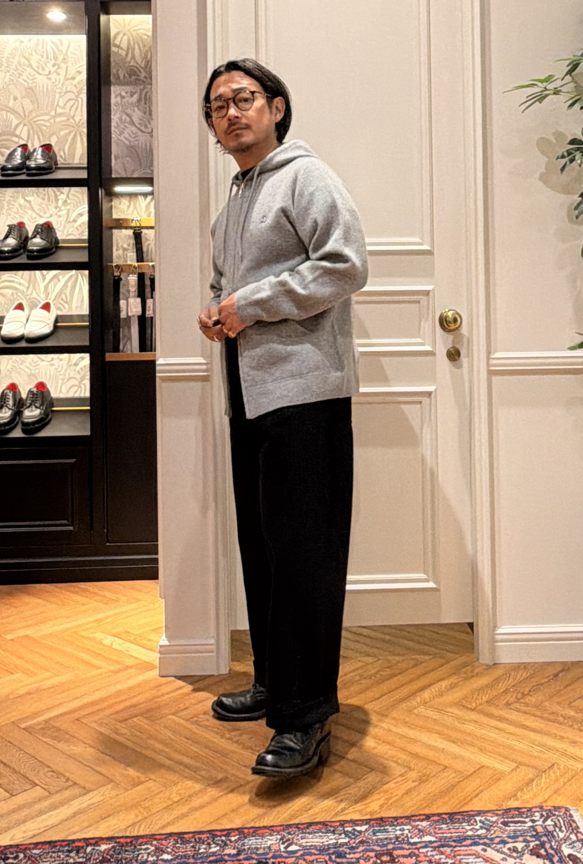 鶴田大士さんの「DRESSTERIOR｜◆ホールガーメント（R） ウールカシミヤ ジップパーカー」を使ったコーディネート