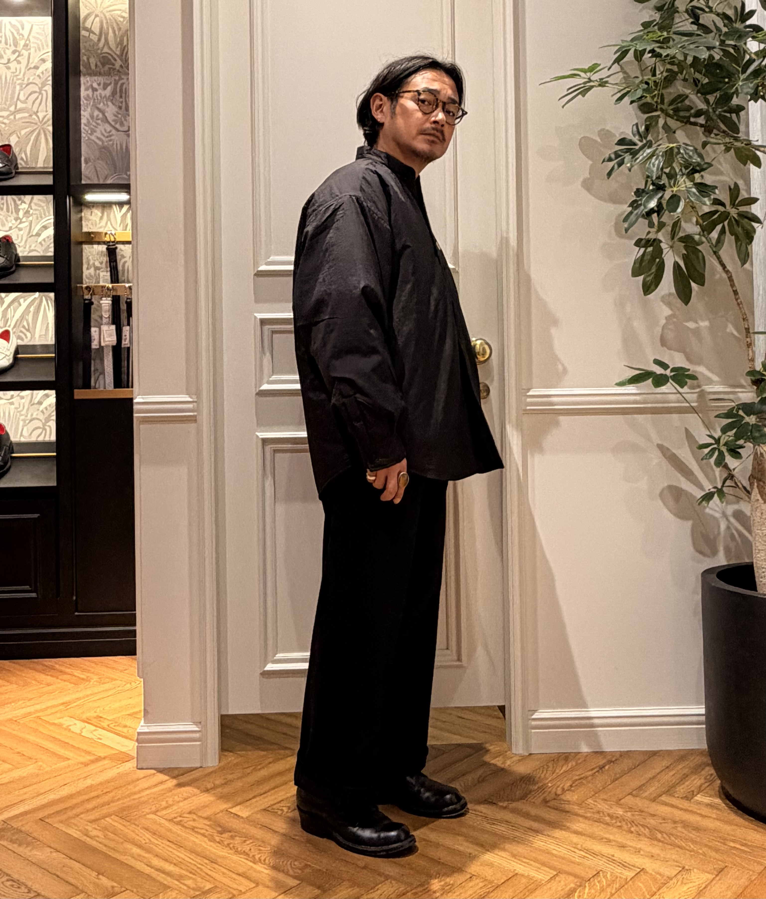 鶴田大士さんの「DRESSTERIOR｜【セットアップ可】CONEブラックデニム バギーワイドパンツ」を使ったコーディネート