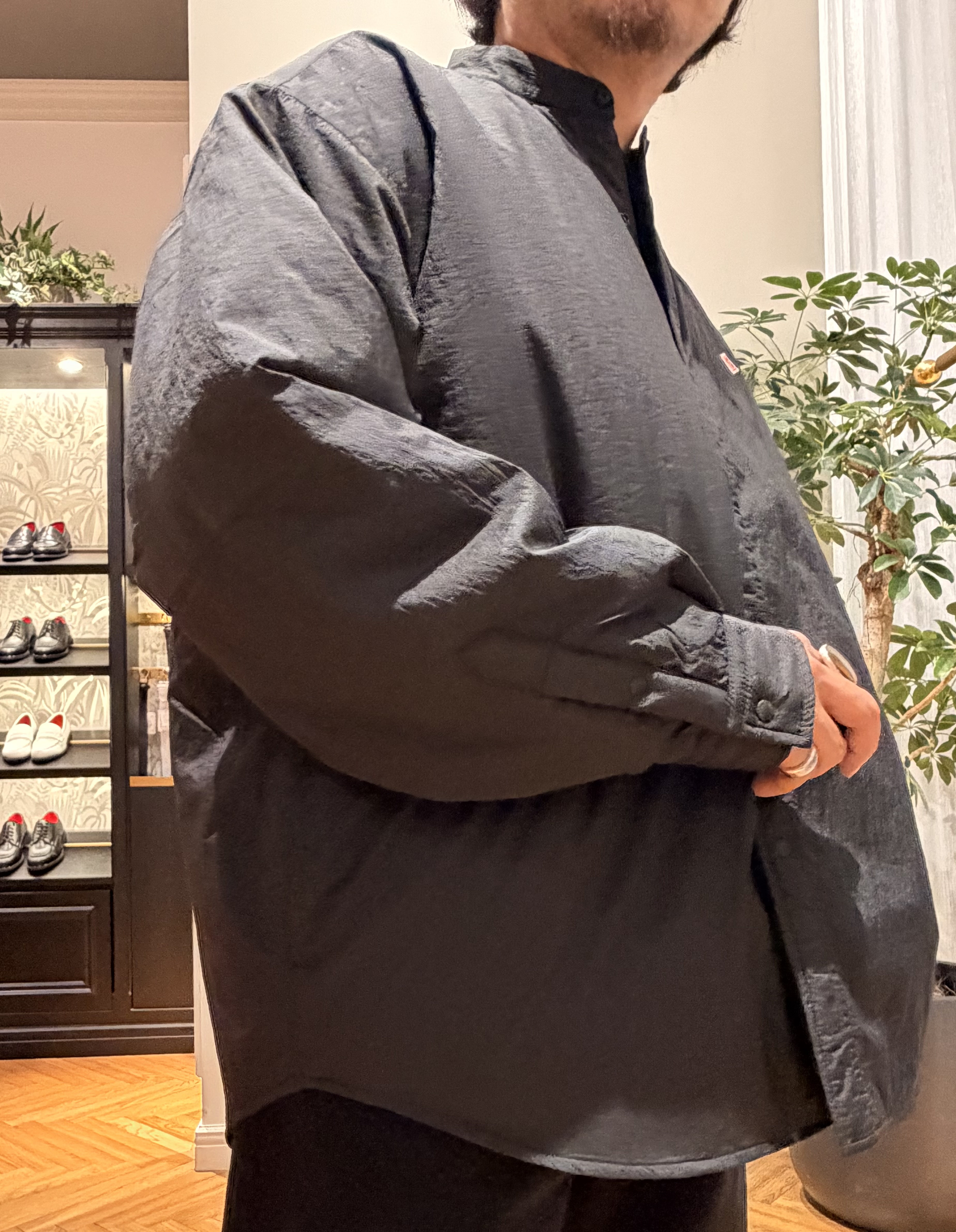 鶴田大士さんの「DRESSTERIOR｜【セットアップ可】CONEブラックデニム バギーワイドパンツ」を使ったコーディネート
