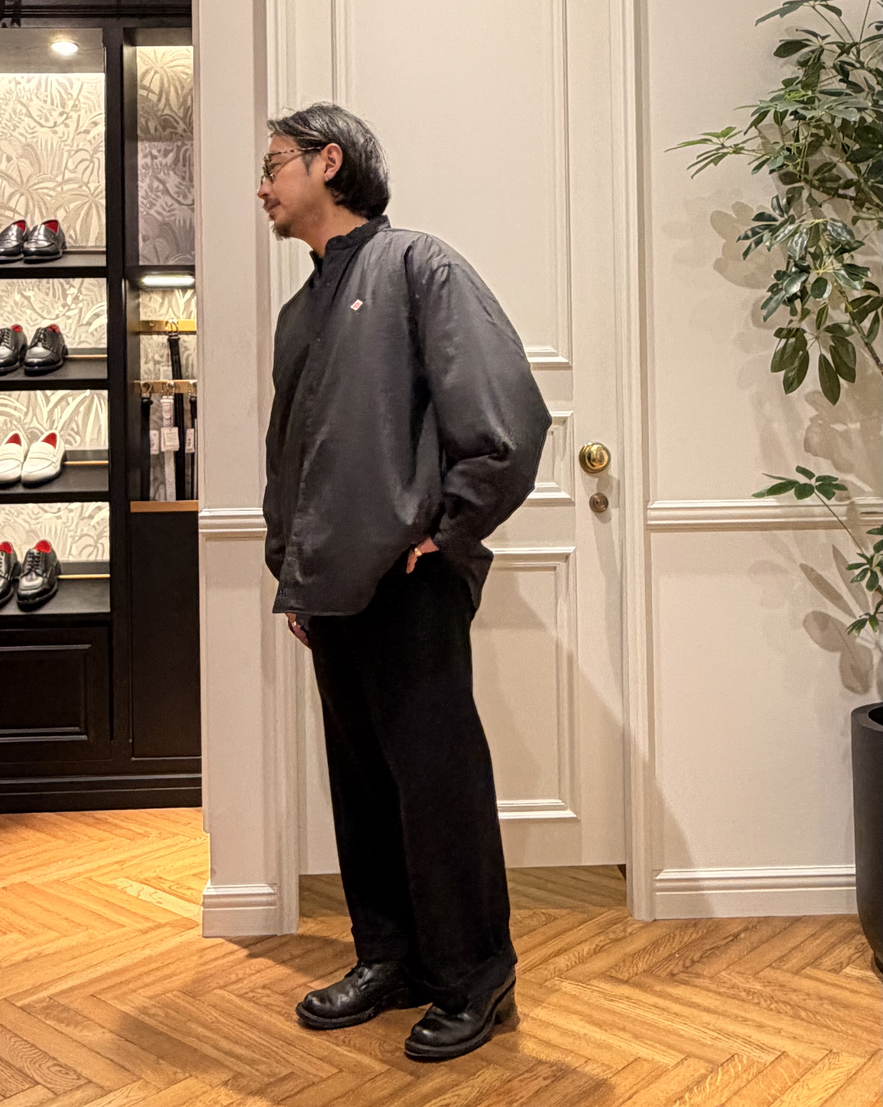 鶴田大士さんの「DRESSTERIOR｜【セットアップ可】CONEブラックデニム バギーワイドパンツ」を使ったコーディネート