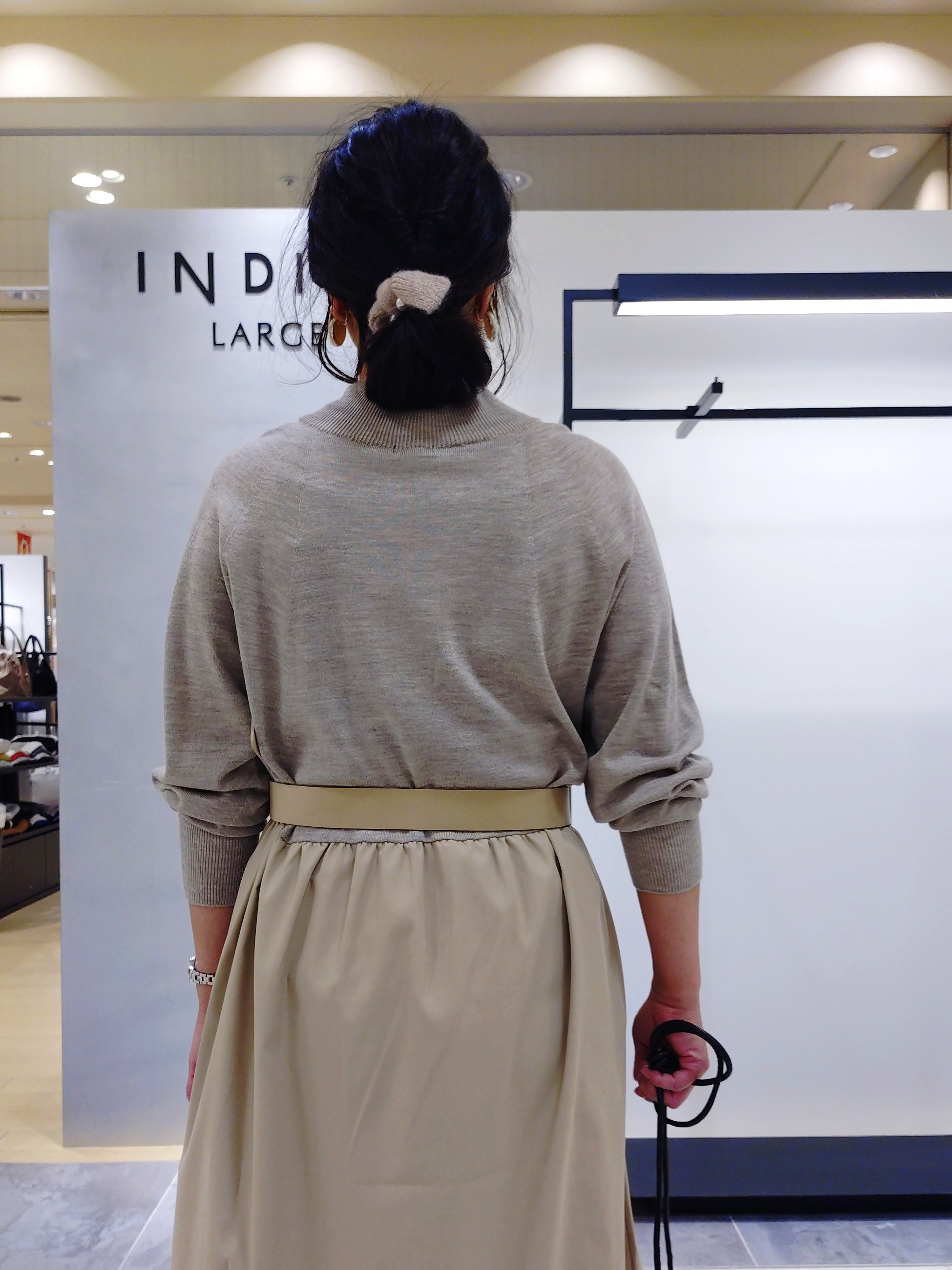 TOMOMIさんの「INDIVI｜【1枚でコーデ完成！／体型カバー】布帛コンビウール混ニットワンピース」を使ったコーディネート