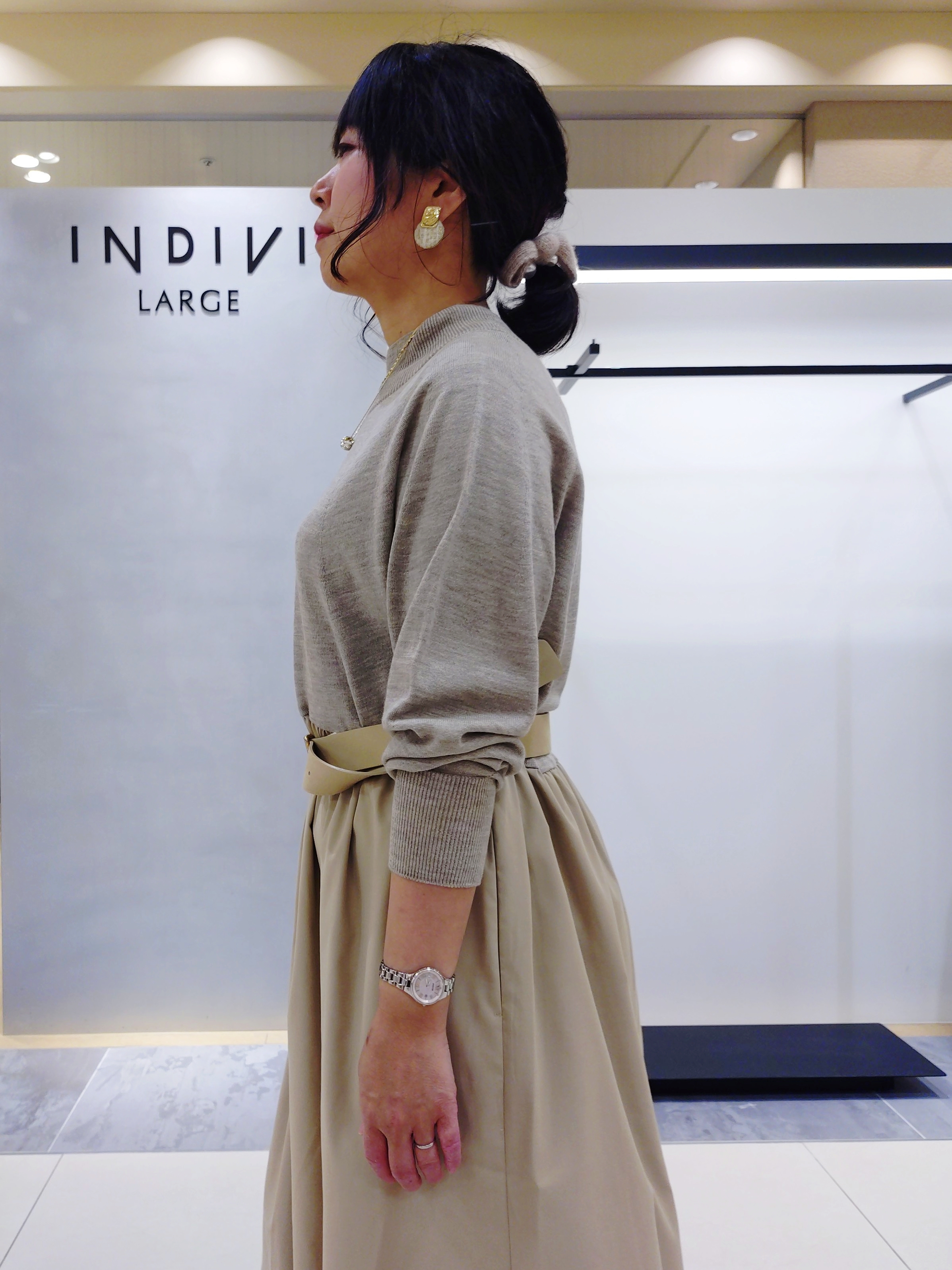 TOMOMIさんの「INDIVI｜【1枚でコーデ完成！／体型カバー】布帛コンビウール混ニットワンピース」を使ったコーディネート